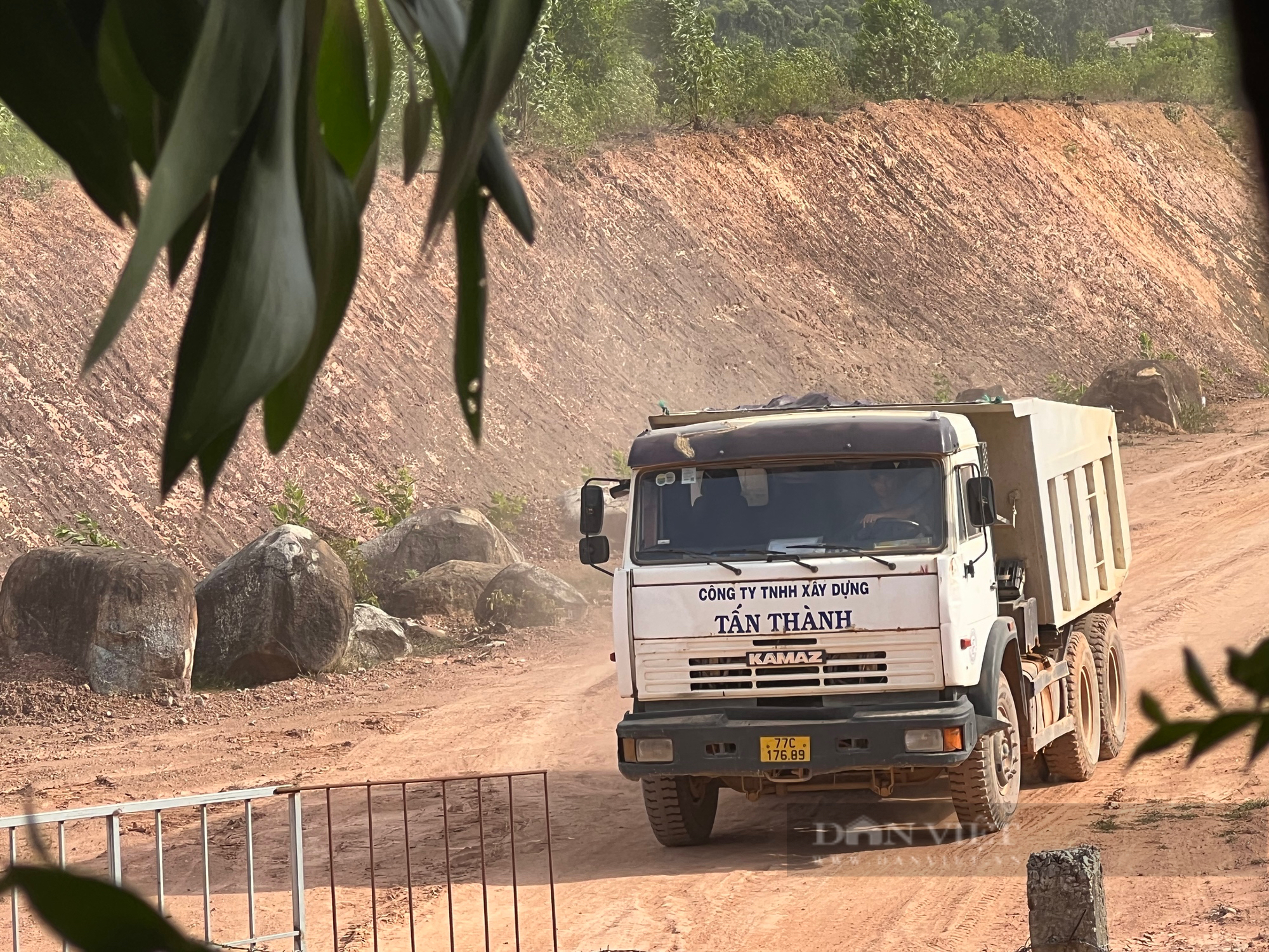 Lãnh đạo tỉnh Bình Định yêu cầu xử lý nghiêm doanh nghiệp vận chuyển trái phép đất thải dự án hồ chứa nước Đá Vàng- Ảnh 2.