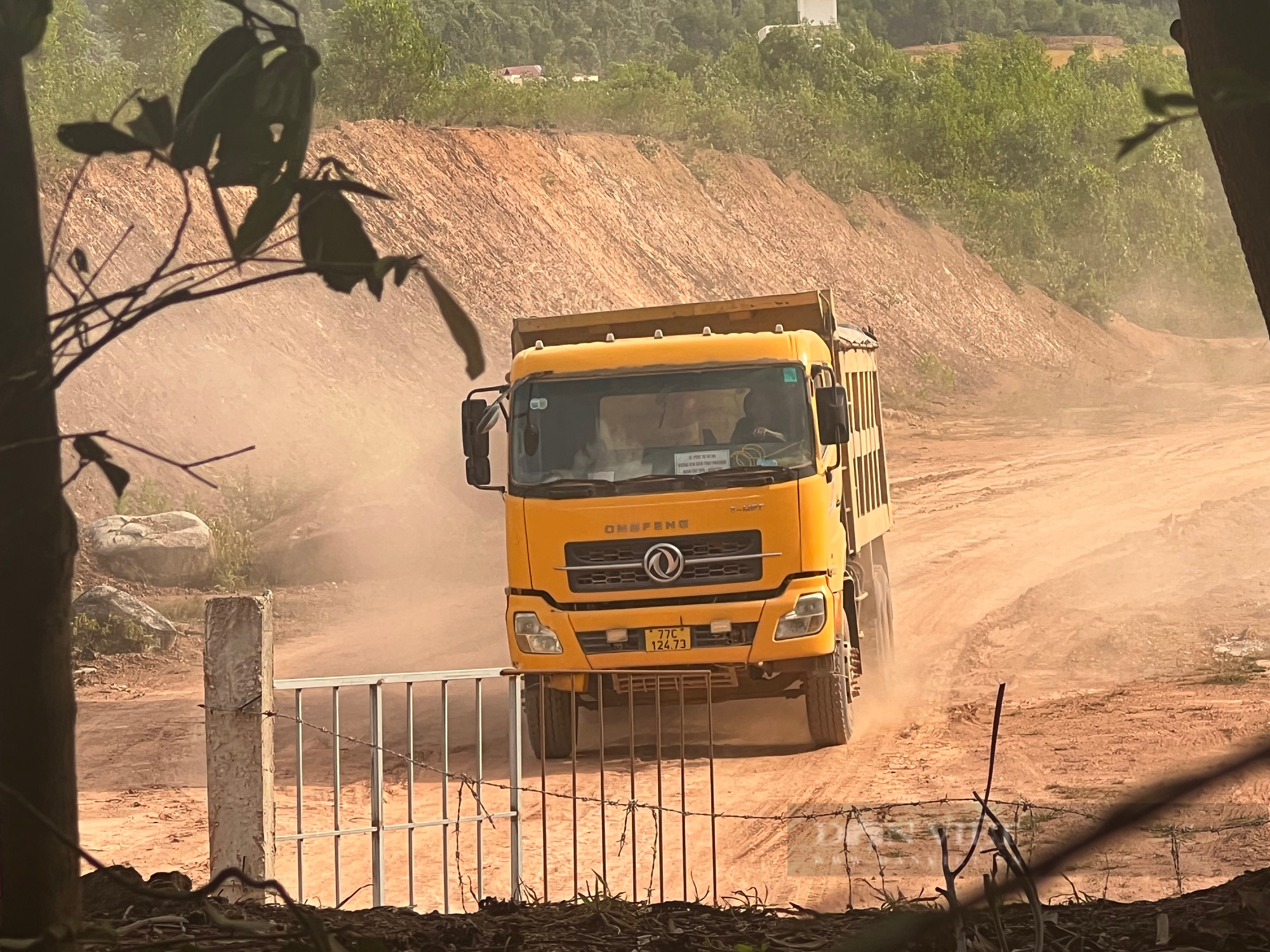 Lãnh đạo tỉnh Bình Định yêu cầu xử lý nghiêm doanh nghiệp vận chuyển trái phép đất thải dự án hồ chứa nước Đá Vàng- Ảnh 3.