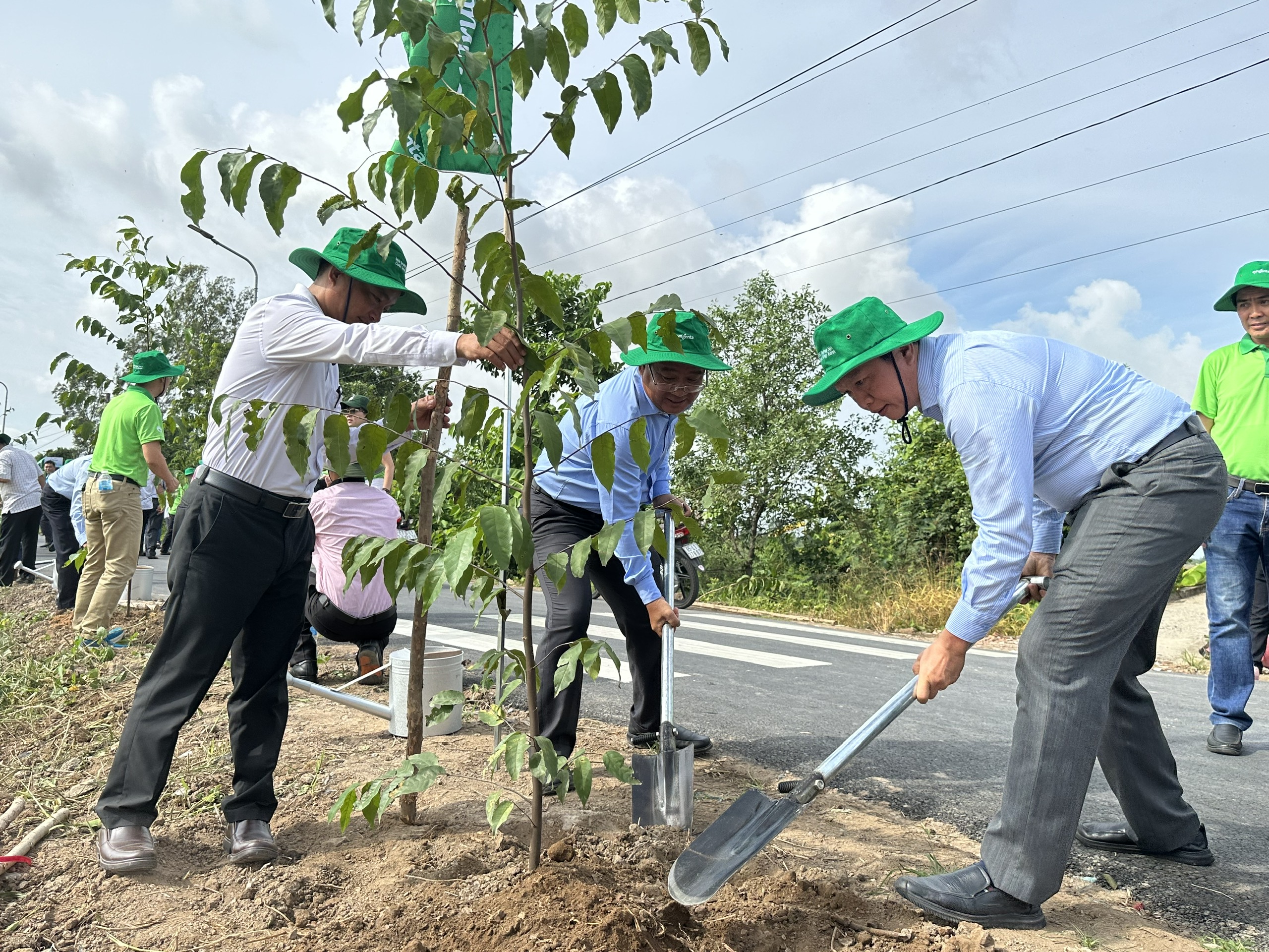 Ngày Môi trường Thế giới 5/6: Công ty Syngenta Việt Nam phối hợp trồng hàng nghìn cây xanh trên các tuyến đường nông thôn- Ảnh 3.