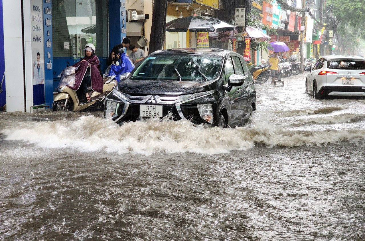 Mưa to đến rất to, Trung tâm Khí tượng cảnh báo nhiều tuyến phố Hà Nội ngập úng với độ sâu phổ biến từ 30-50cm- Ảnh 1.