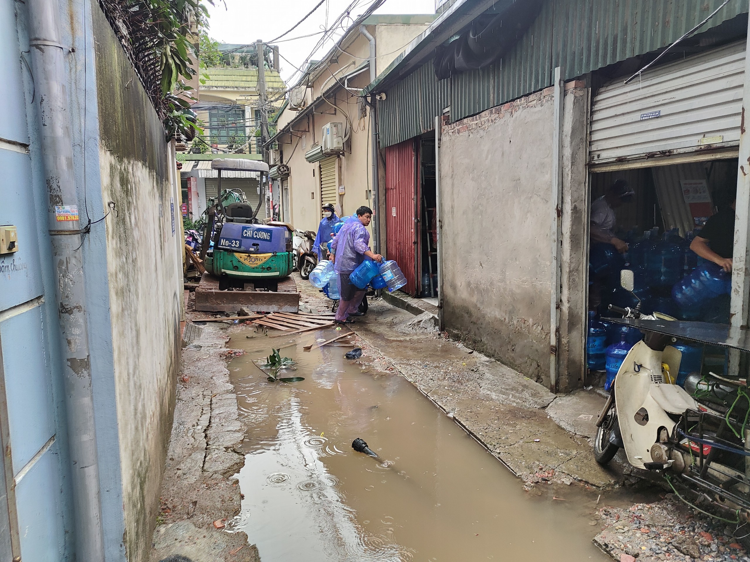 Người dân ở phường Thịnh Liệt (quận Hoàng Mai) bức xúc vì đường bị đào xới lên, để nhiều ngày không thi công- Ảnh 1.