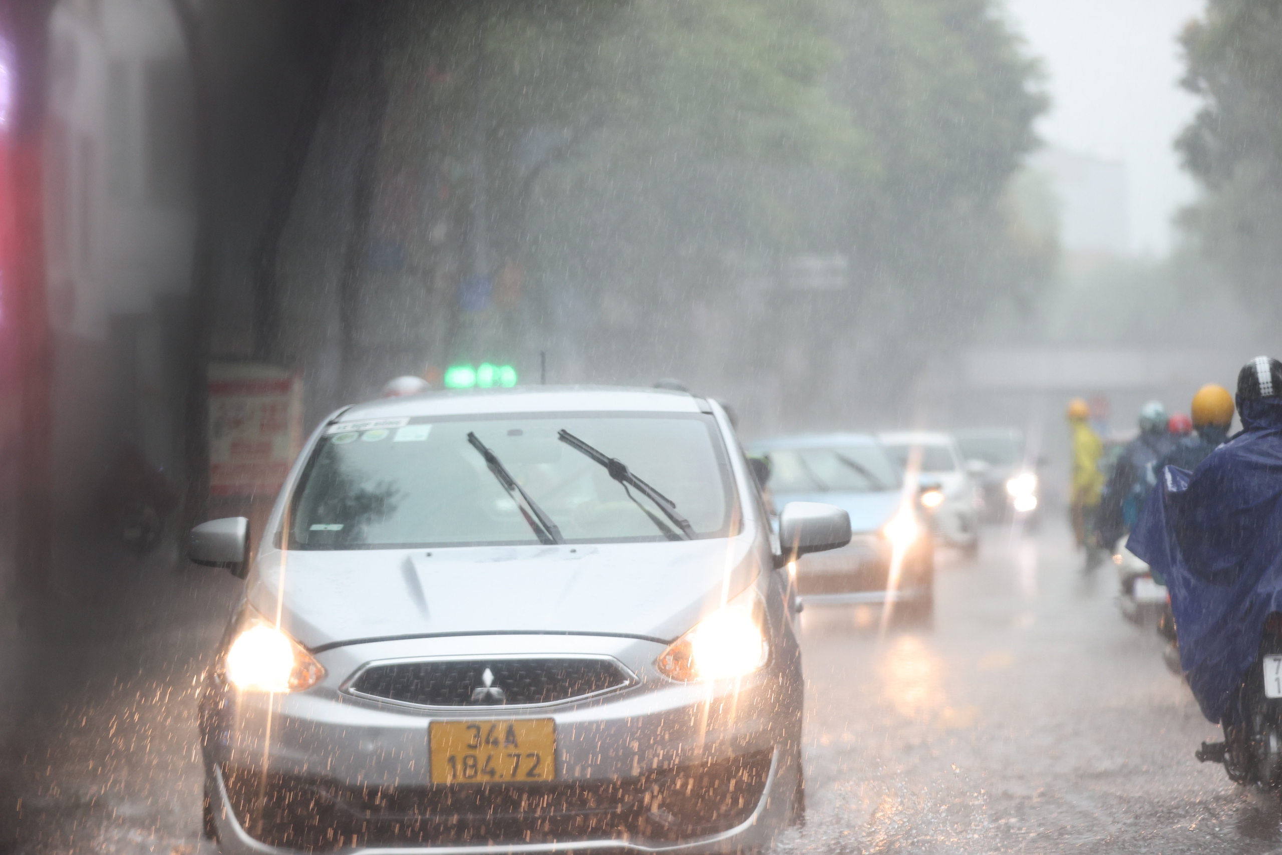 Ngập úng sau mưa lớn, người dân Thủ đô vật vã trên đường đi làm- Ảnh 21.