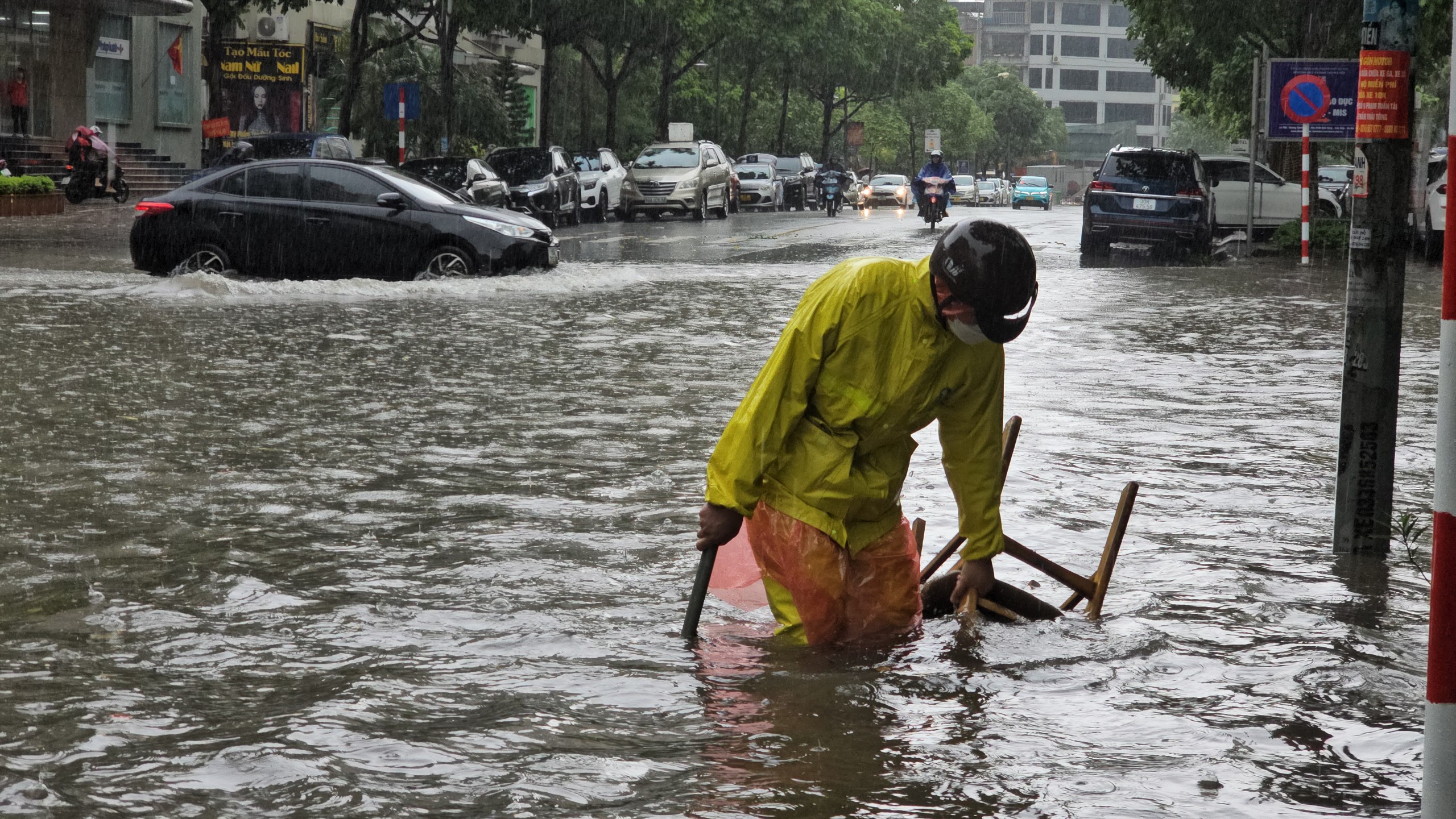 Ngập úng sau mưa lớn, người dân Thủ đô vật vã trên đường đi làm- Ảnh 4.