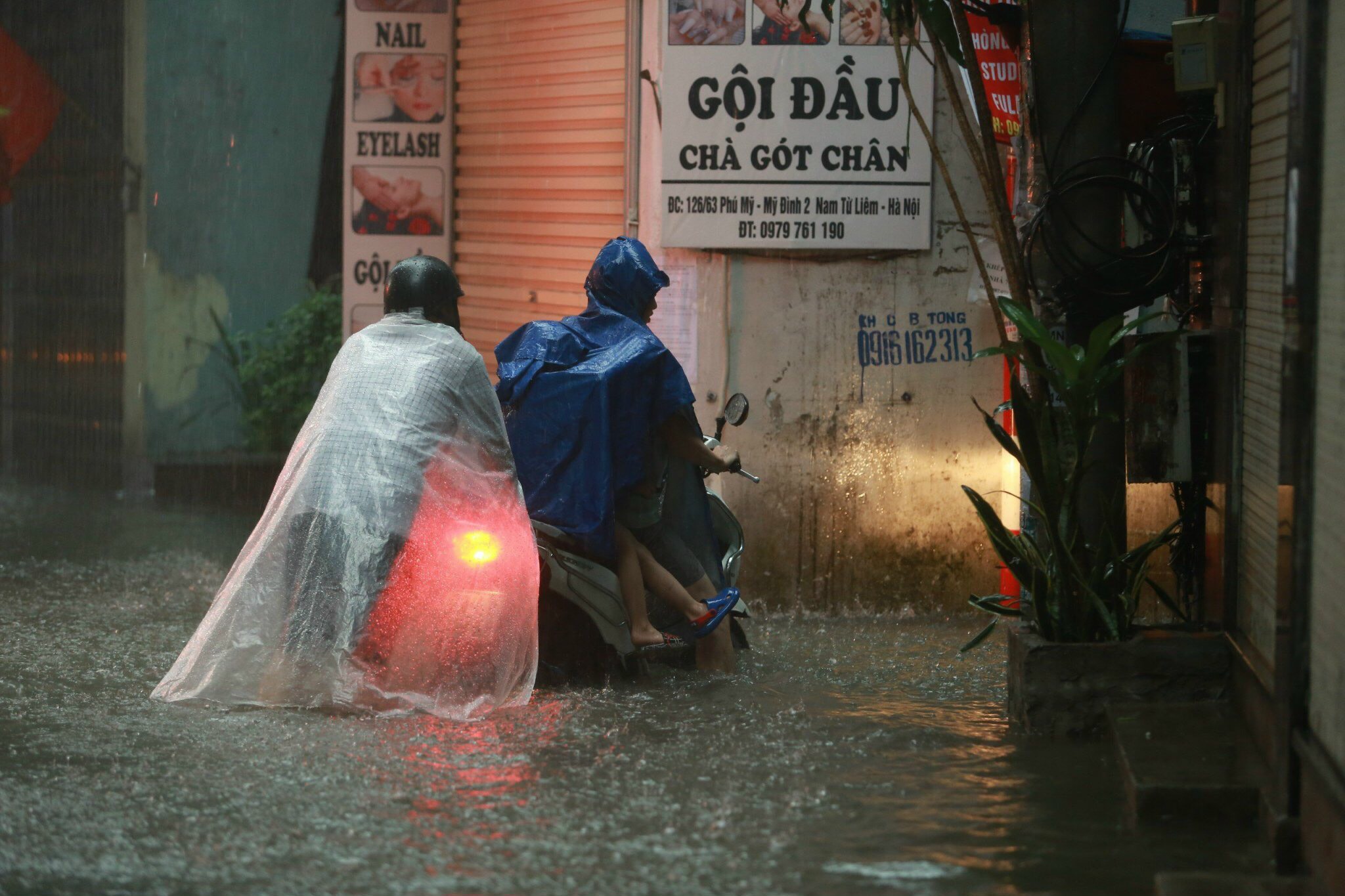 Ngập úng sau mưa lớn, người dân Thủ đô vật vã trên đường đi làm- Ảnh 10.