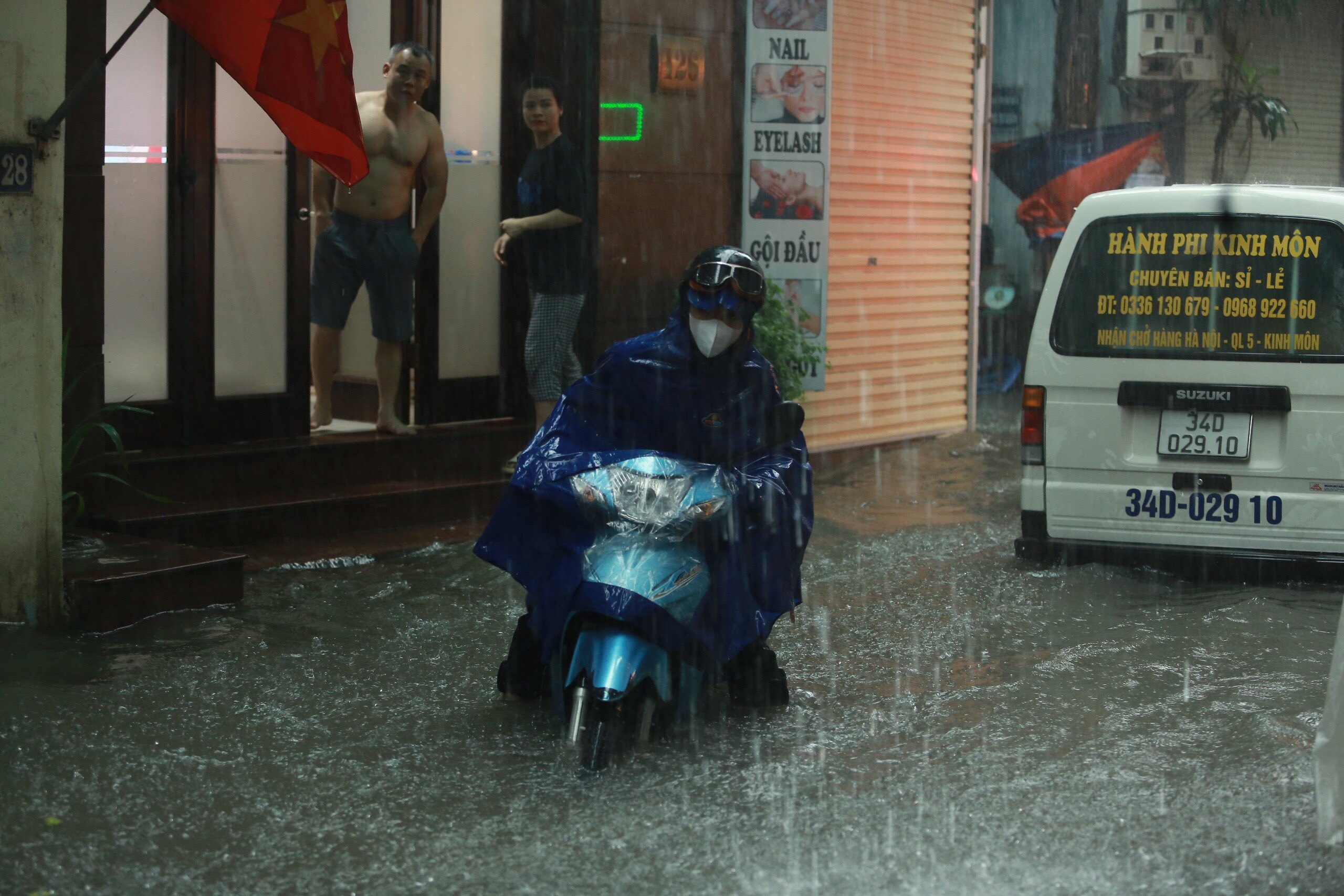 Ngập úng sau mưa lớn, người dân Thủ đô vật vã trên đường đi làm- Ảnh 11.