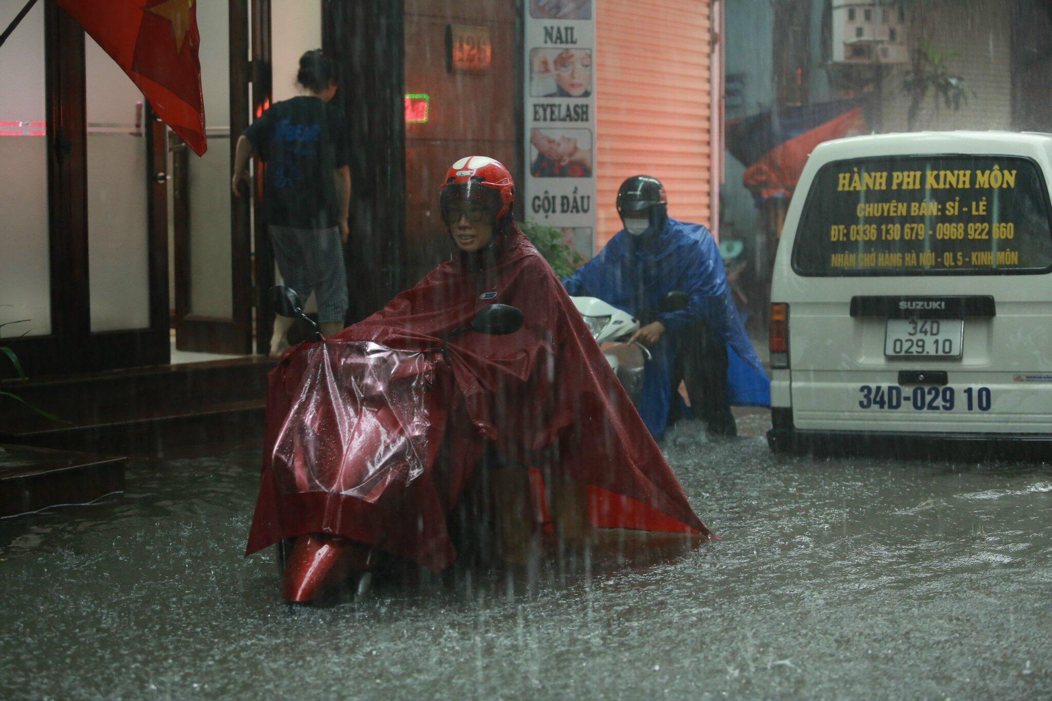 Ngập úng sau mưa lớn, người dân Thủ đô vật vã trên đường đi làm- Ảnh 12.