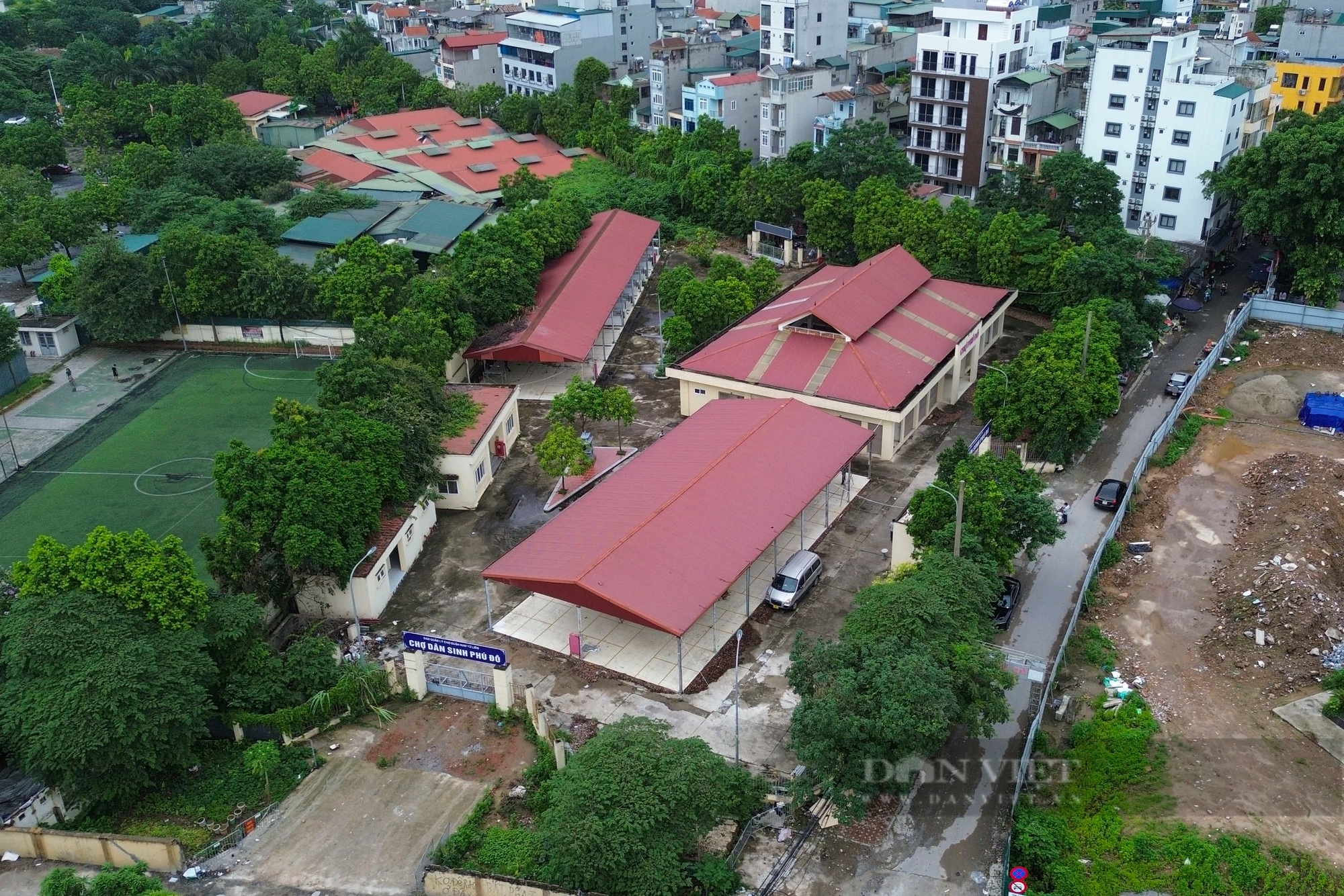 Chợ bỏ hoang ở Hà Nội: Chợ 18 tỷ xây xong "đắp chiếu", tiểu thương chật vật buôn bán sau lớp hàng rào- Ảnh 1.