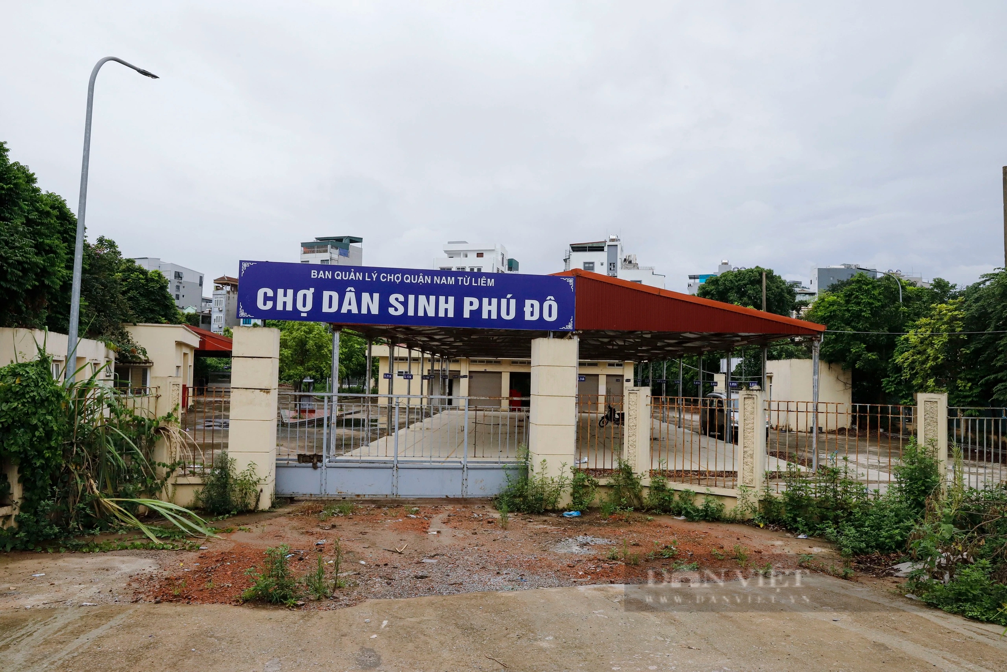 Chợ bỏ hoang ở Hà Nội: Chợ 18 tỷ xây xong "đắp chiếu", tiểu thương chật vật buôn bán sau lớp hàng rào- Ảnh 2.