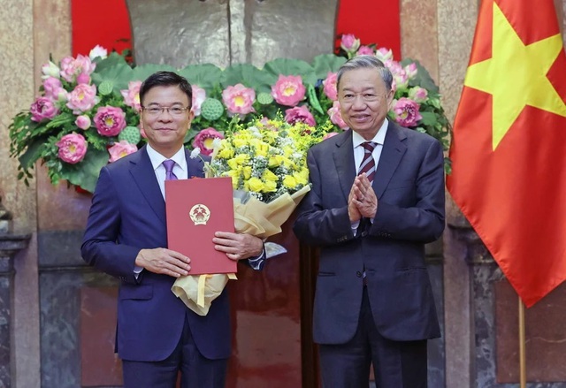 Chủ tịch nước Tô Lâm trao Quyết định bổ nhiệm Phó Thủ tướng và Bộ trưởng Bộ Công an- Ảnh 1.
