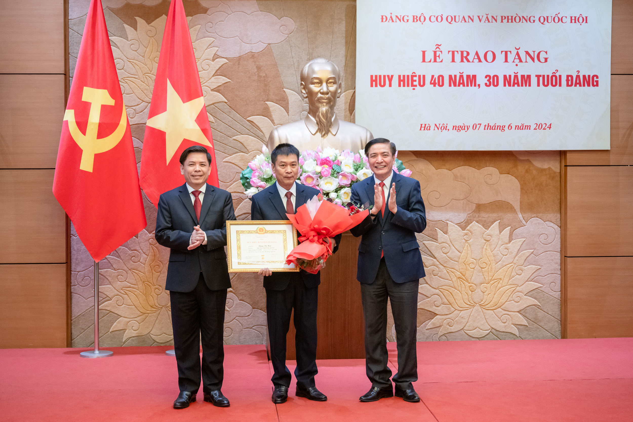 Phó Chủ tịch Quốc hội Nguyễn Đức Hải nhận Huy hiệu cao quý của Đảng- Ảnh 2.