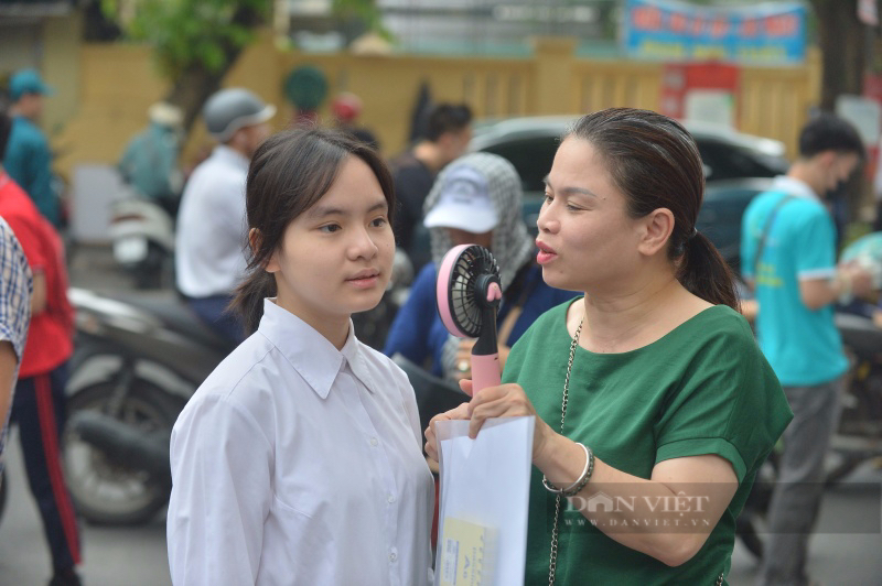 Hơn 100.000 học sinh Hà Nội làm thủ tục thi lớp 10: Phụ huynh hốt hoảng khi con không thấy căn cước, quên giấy tờ- Ảnh 3.