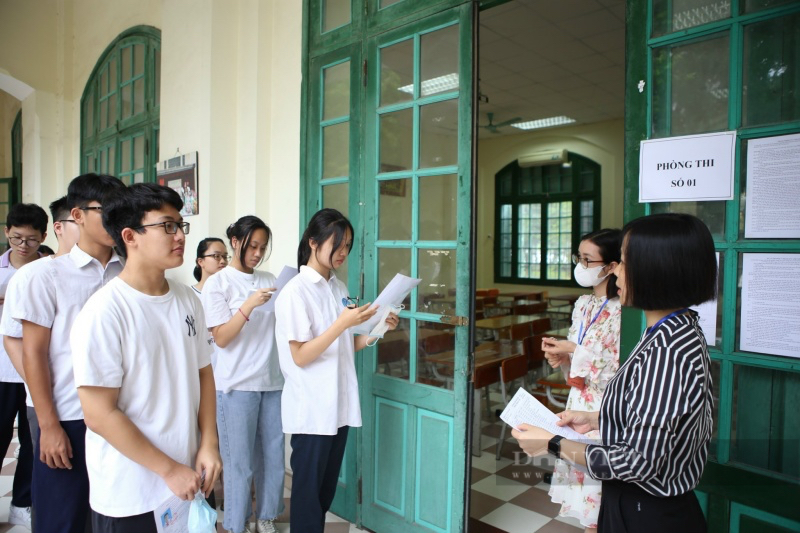 Hơn 100.000 học sinh Hà Nội làm thủ tục thi lớp 10: Phụ huynh hốt hoảng khi con không thấy căn cước, quên giấy tờ- Ảnh 7.