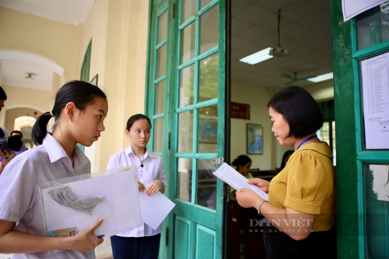 Hơn 100.000 học sinh Hà Nội làm thủ tục thi lớp 10: Phụ huynh hốt hoảng khi con không thấy căn cước, quên giấy tờ- Ảnh 10.