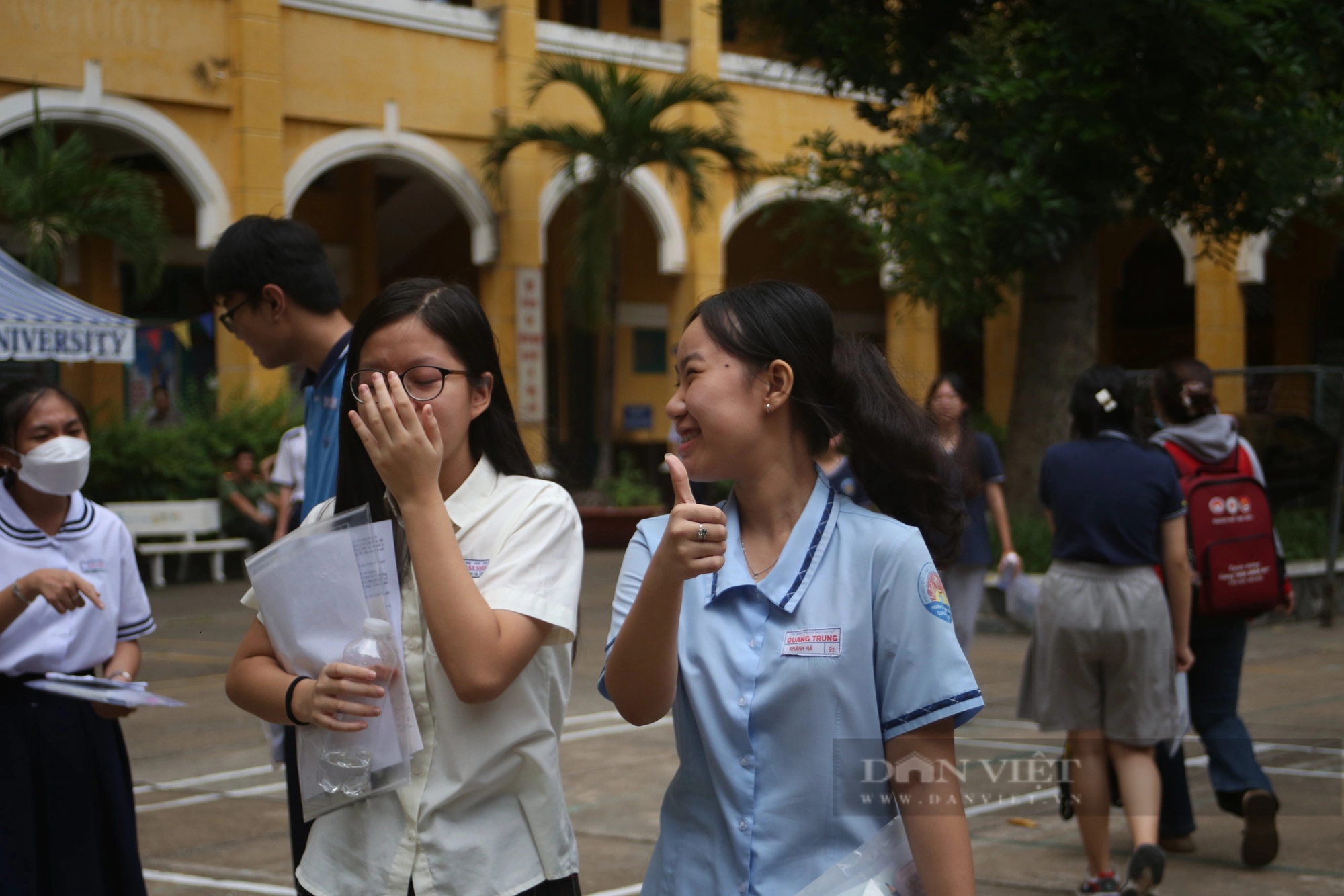 Nhiều thí sinh khóc ngất sau khi kết thúc bài thi môn Toán tại TP.HCM- Ảnh 2.