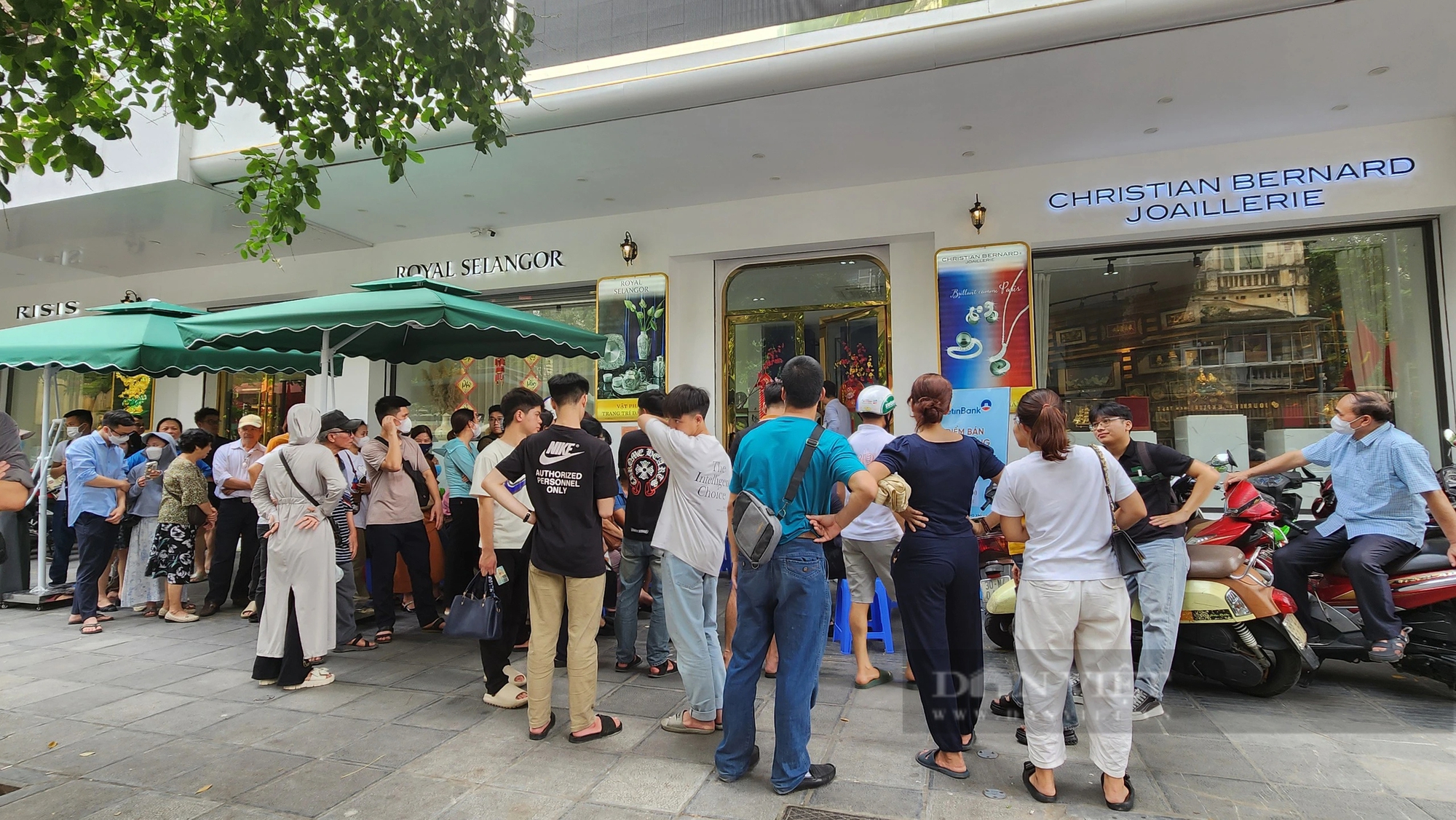 Giá vàng ngân hàng bán giảm 3 triệu sau 4 ngày: Vì sao nhiều nhà vàng 