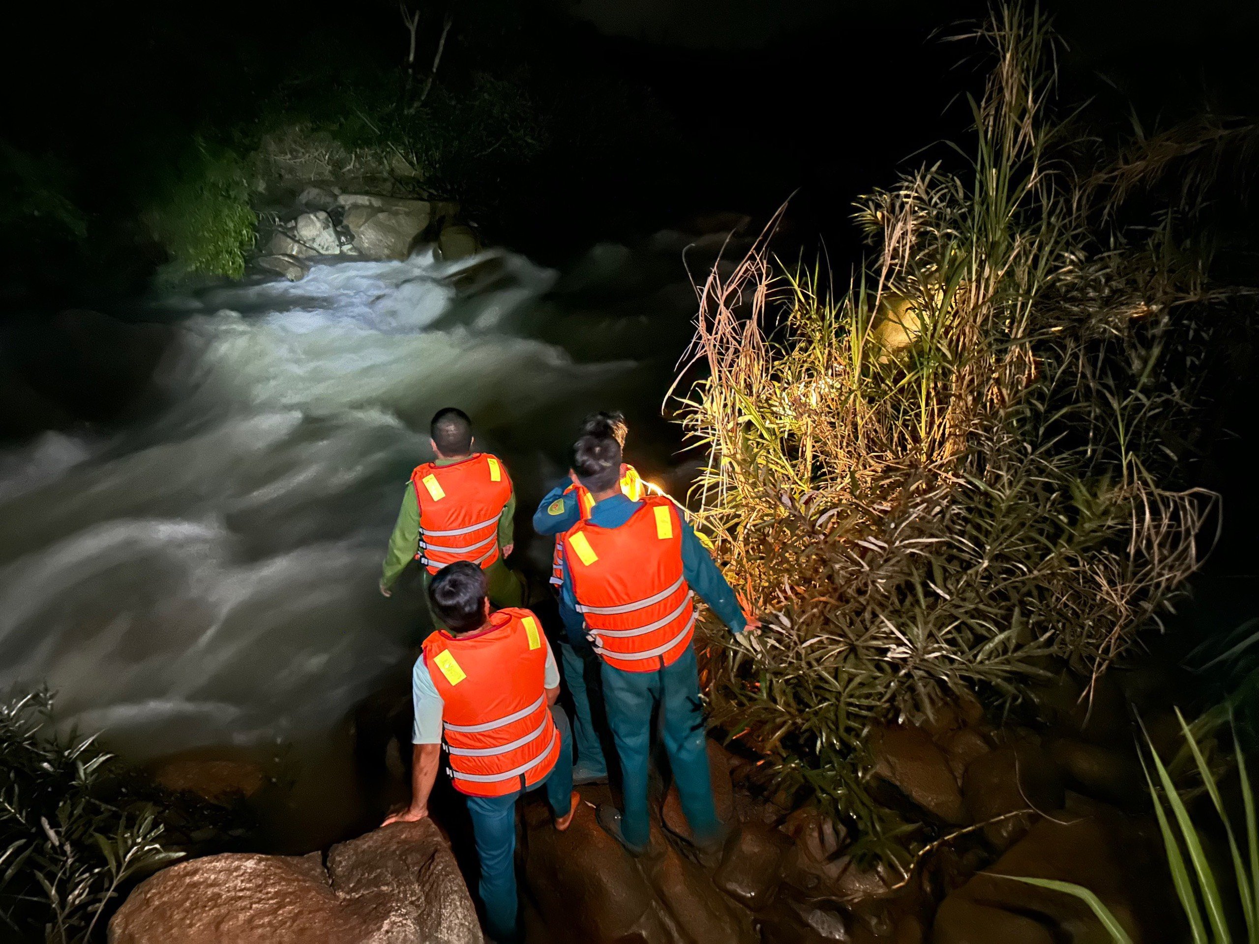 Công an huyện Di Linh (Lâm Đồng) giải cứu 5 thanh niên mắc kẹt giữa sông khi nước dâng cao- Ảnh 1.