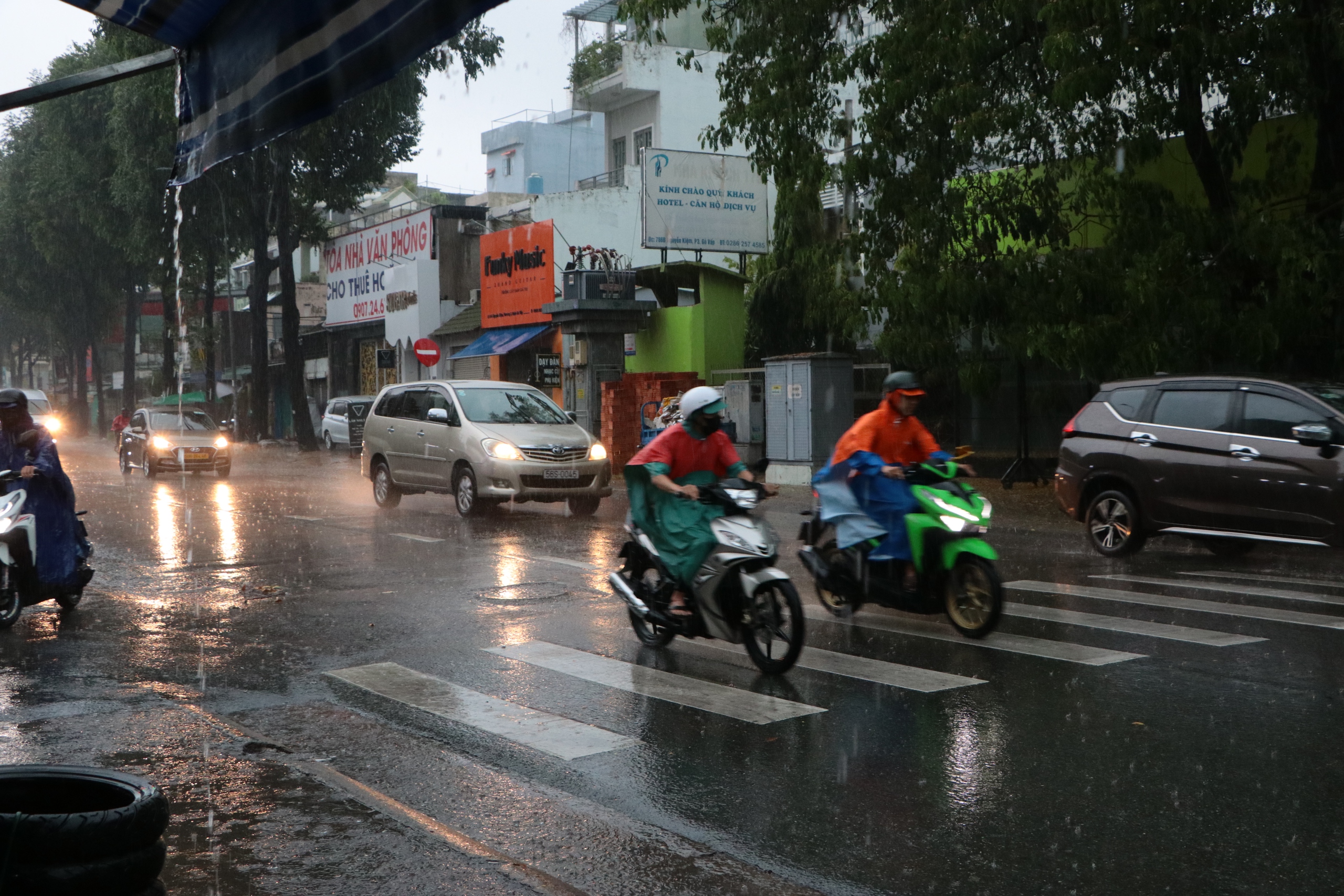Trời tối sầm, mưa lớn giữa trưa ở Sài Gòn- Ảnh 3.