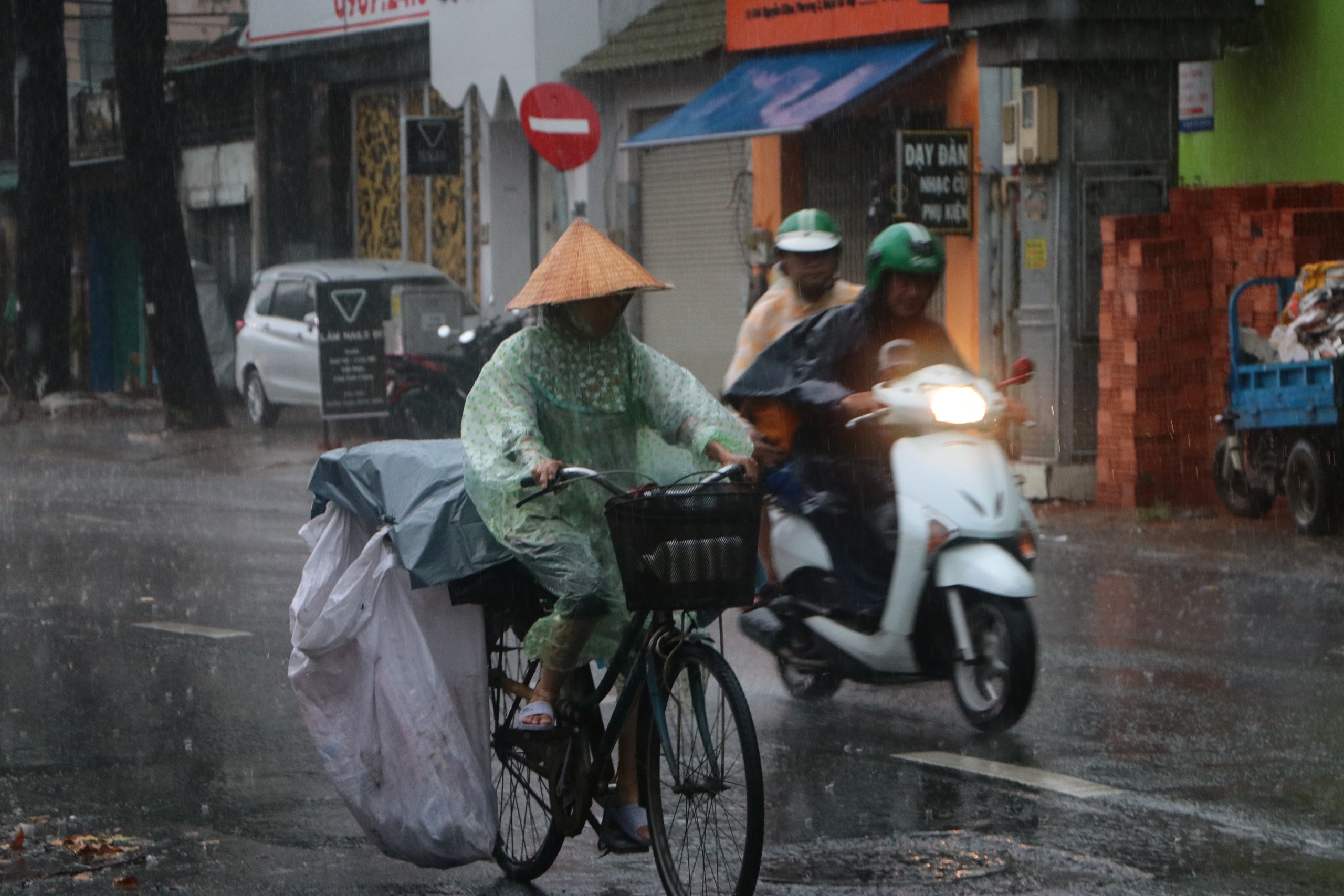Trời tối sầm, mưa lớn giữa trưa ở Sài Gòn- Ảnh 1.