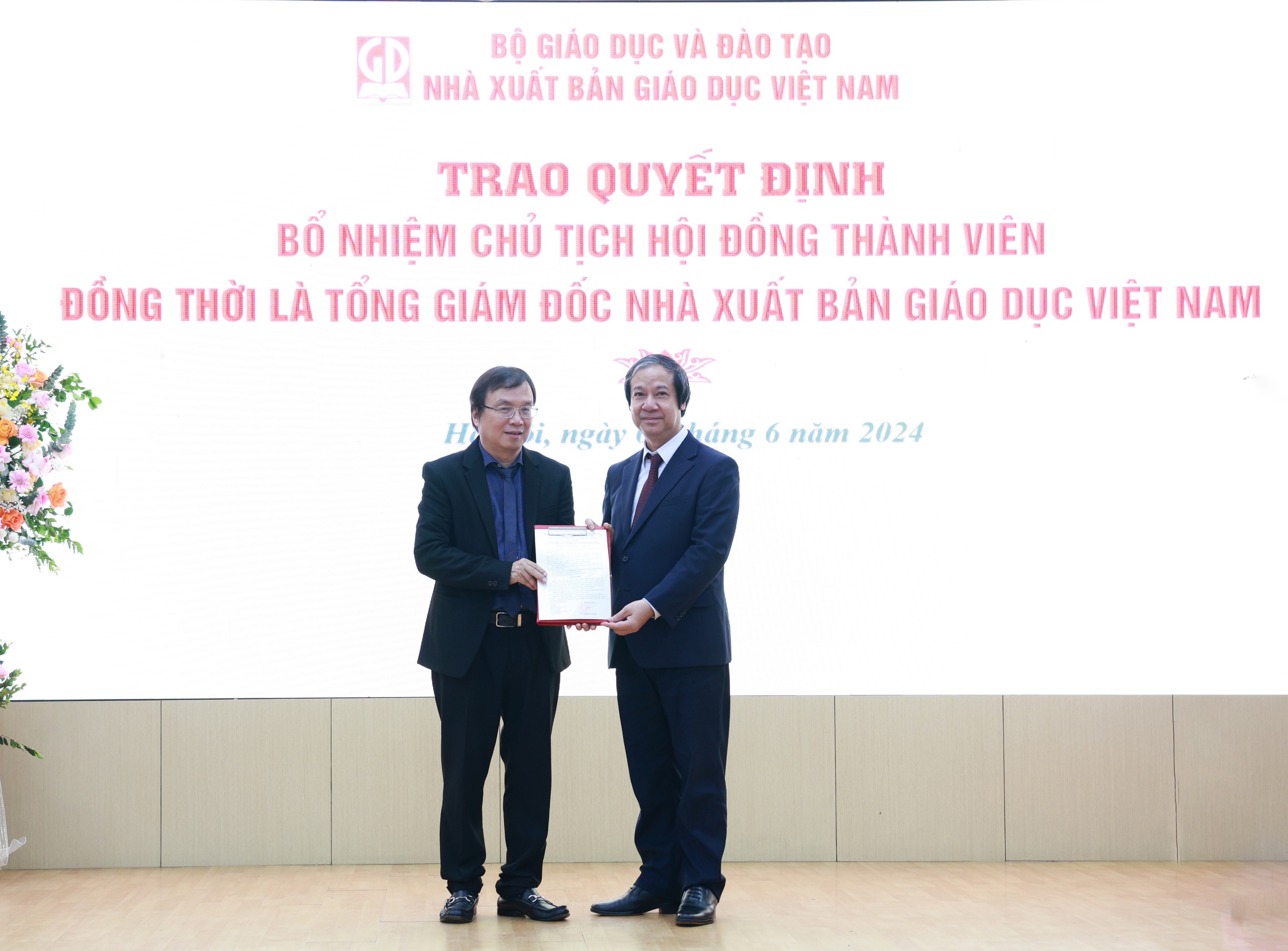 Trao quyết định bổ nhiệm tân Chủ tịch Hội đồng thành viên, Tổng Giám đốc NXB Giáo dục Việt Nam- Ảnh 1.