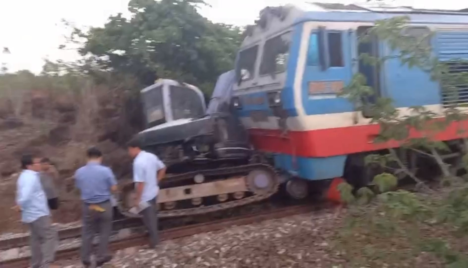 Đường sắt Bắc – Nam bị gián đoạn ở Bình Thuận: Trong đêm khắc phục để thông xe- Ảnh 1.