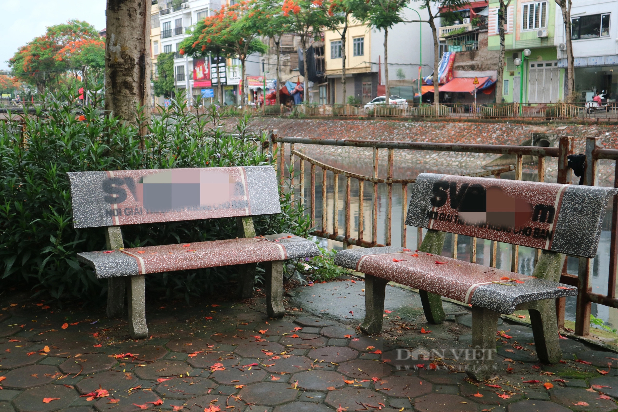Hàng loạt ghế đá ở Hoàng Mai (Hà Nội) bị sơn quảng cáo cá độ- Ảnh 4.