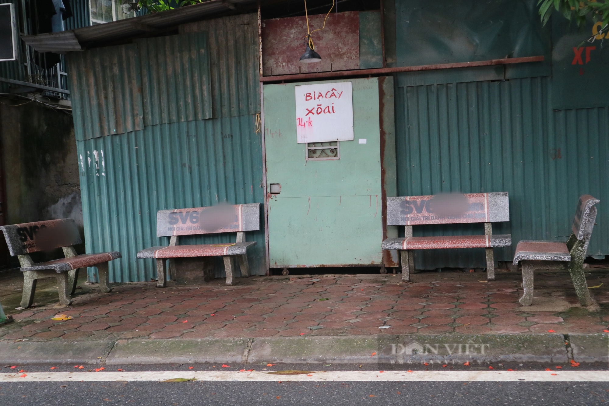 Hàng loạt ghế đá ở Hoàng Mai (Hà Nội) bị sơn quảng cáo cá độ- Ảnh 9.