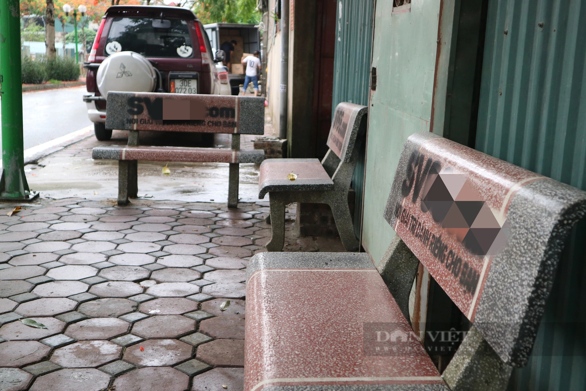 Hàng loạt ghế đá ở Hoàng Mai (Hà Nội) bị sơn quảng cáo cá độ- Ảnh 11.