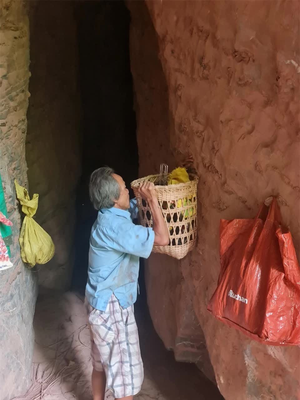 Độc lạ người đàn ông Việt sống trong hang đá gần trăm năm: Được xây nhà nhất quyết không ở- Ảnh 1.