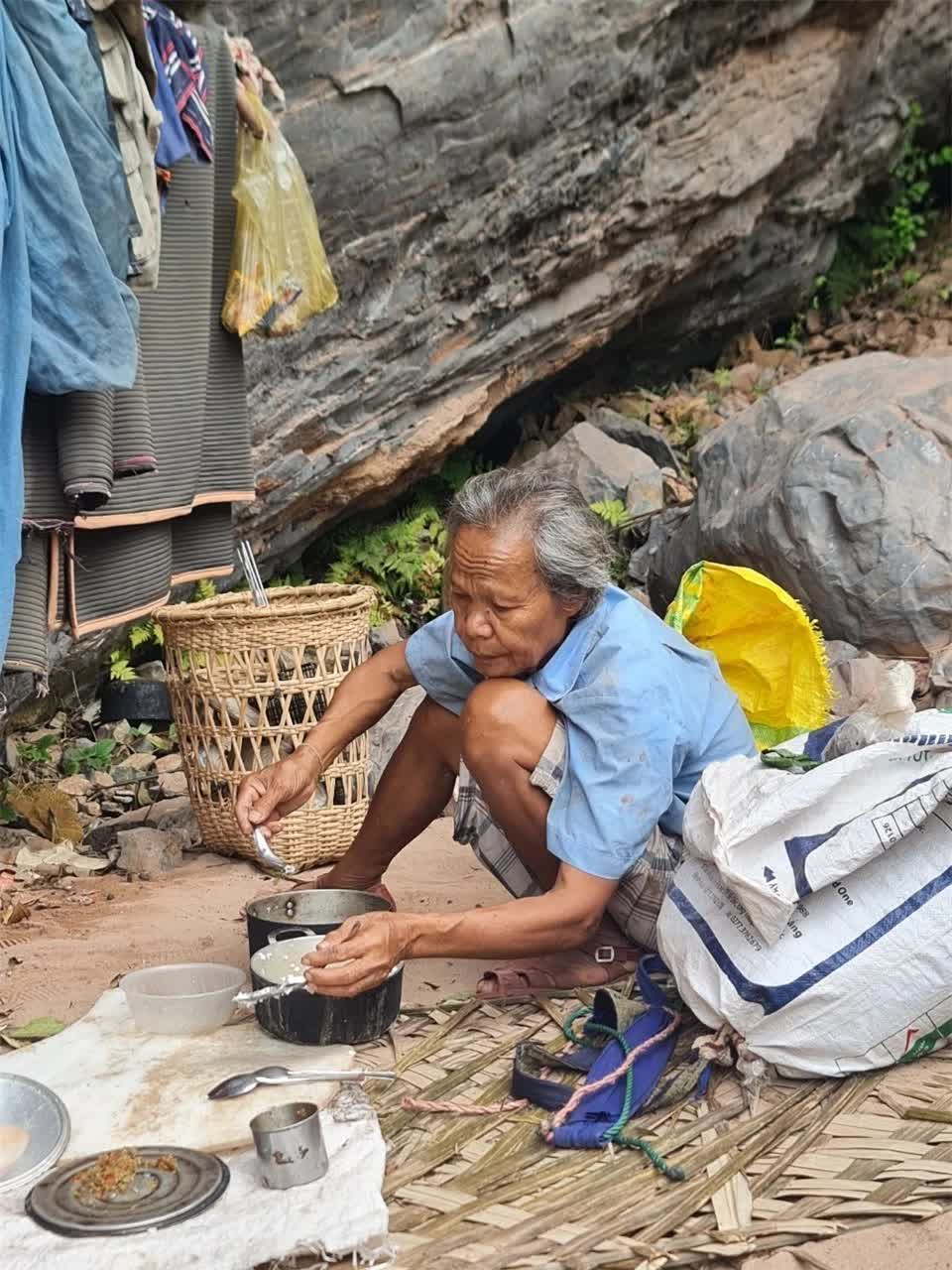 Độc lạ người đàn ông Việt sống trong hang đá gần trăm năm: Được xây nhà nhất quyết không ở- Ảnh 2.