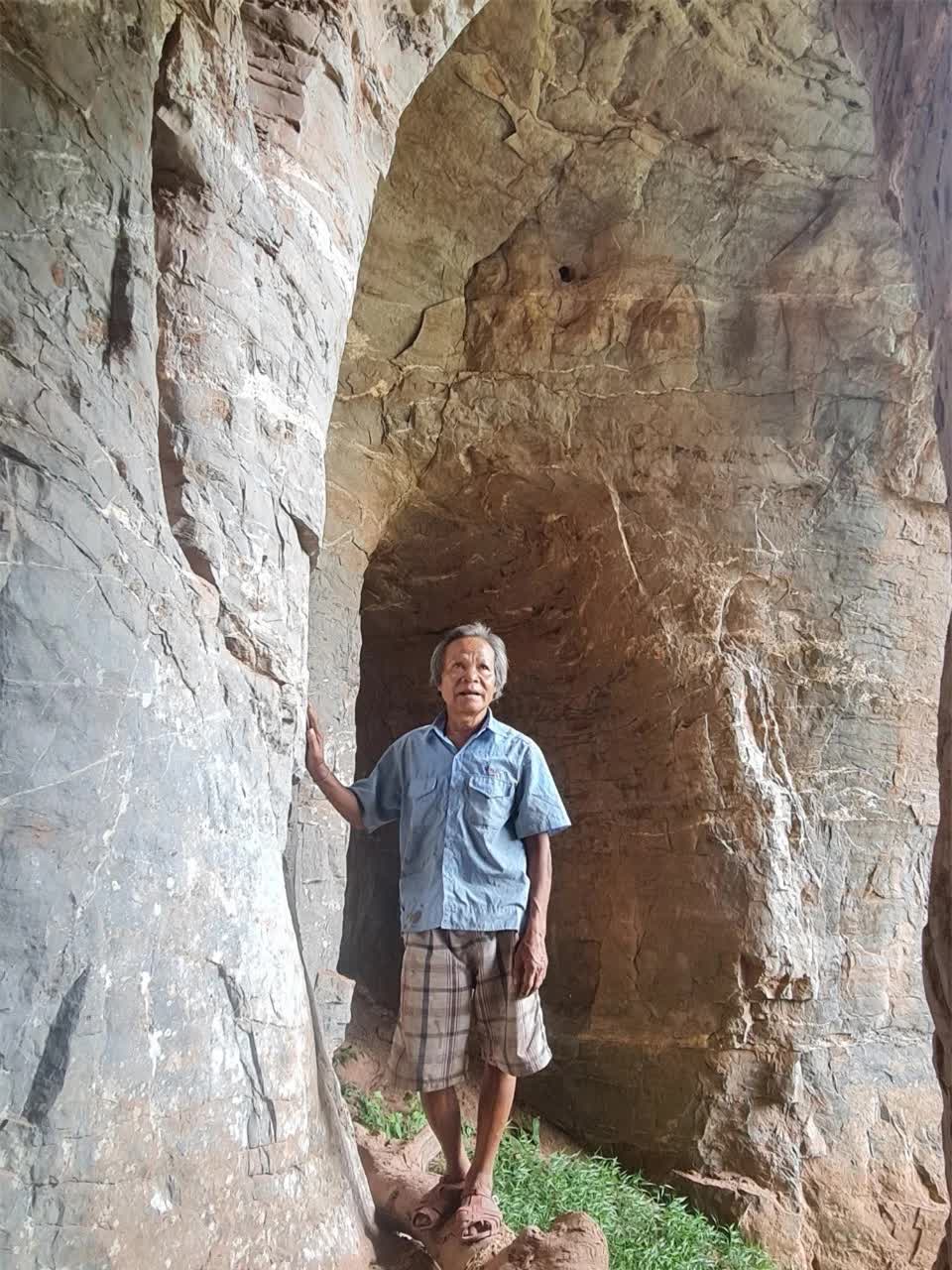 Độc lạ người đàn ông Việt sống trong hang đá gần trăm năm: Được xây nhà nhất quyết không ở- Ảnh 3.