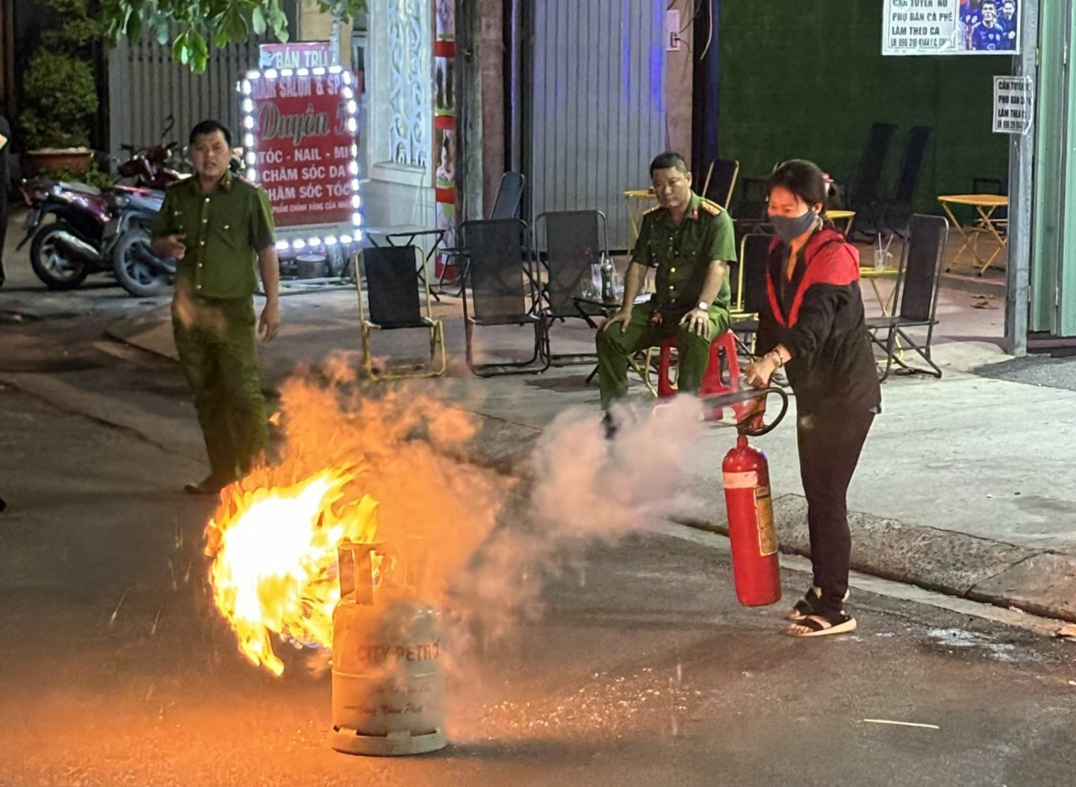 Ngăn cháy nổ từ việc cải tạo hệ thống điện xuống cấp cho các hộ gia đình khó khăn- Ảnh 1.