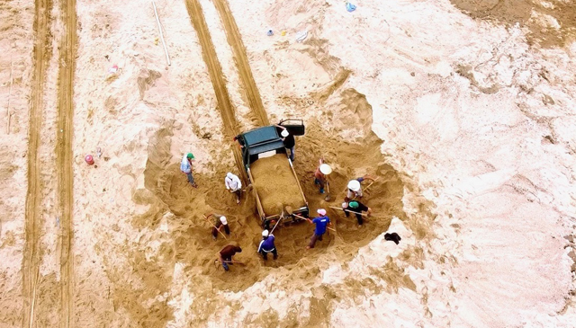 Quảng Ngãi:
Sau cát, huyện Sơn Tịnh tiếp tục dẫn đầu số mỏ đất chuẩn bị đưa ra đấu giá- Ảnh 5.