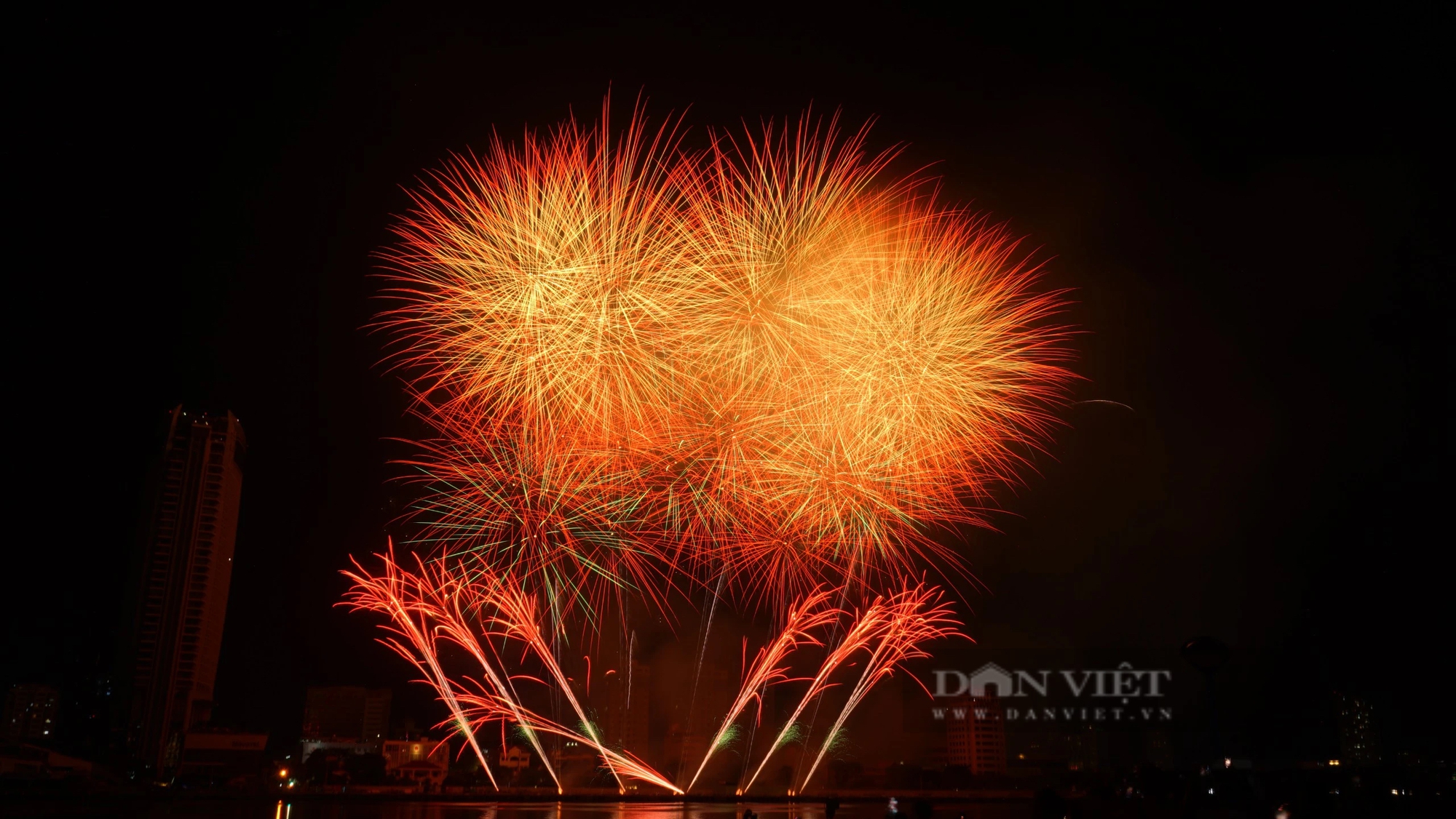 Rực sáng bầu trời Đà Nẵng trong đêm khai mạc lễ hội bắn pháo hoa quốc tế 2024- Ảnh 1.