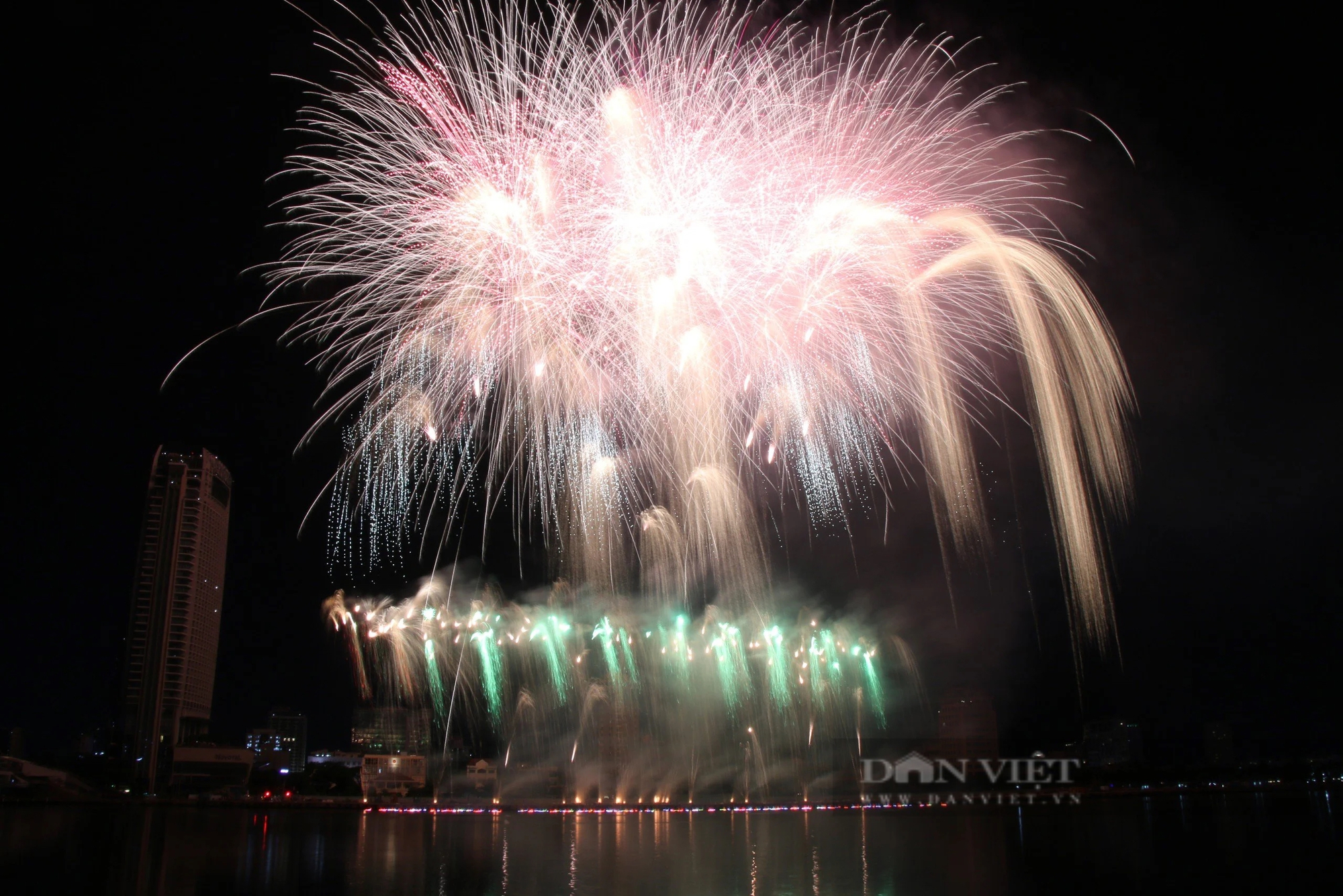Rực sáng bầu trời Đà Nẵng trong đêm khai mạc lễ hội bắn pháo hoa quốc tế 2024- Ảnh 4.