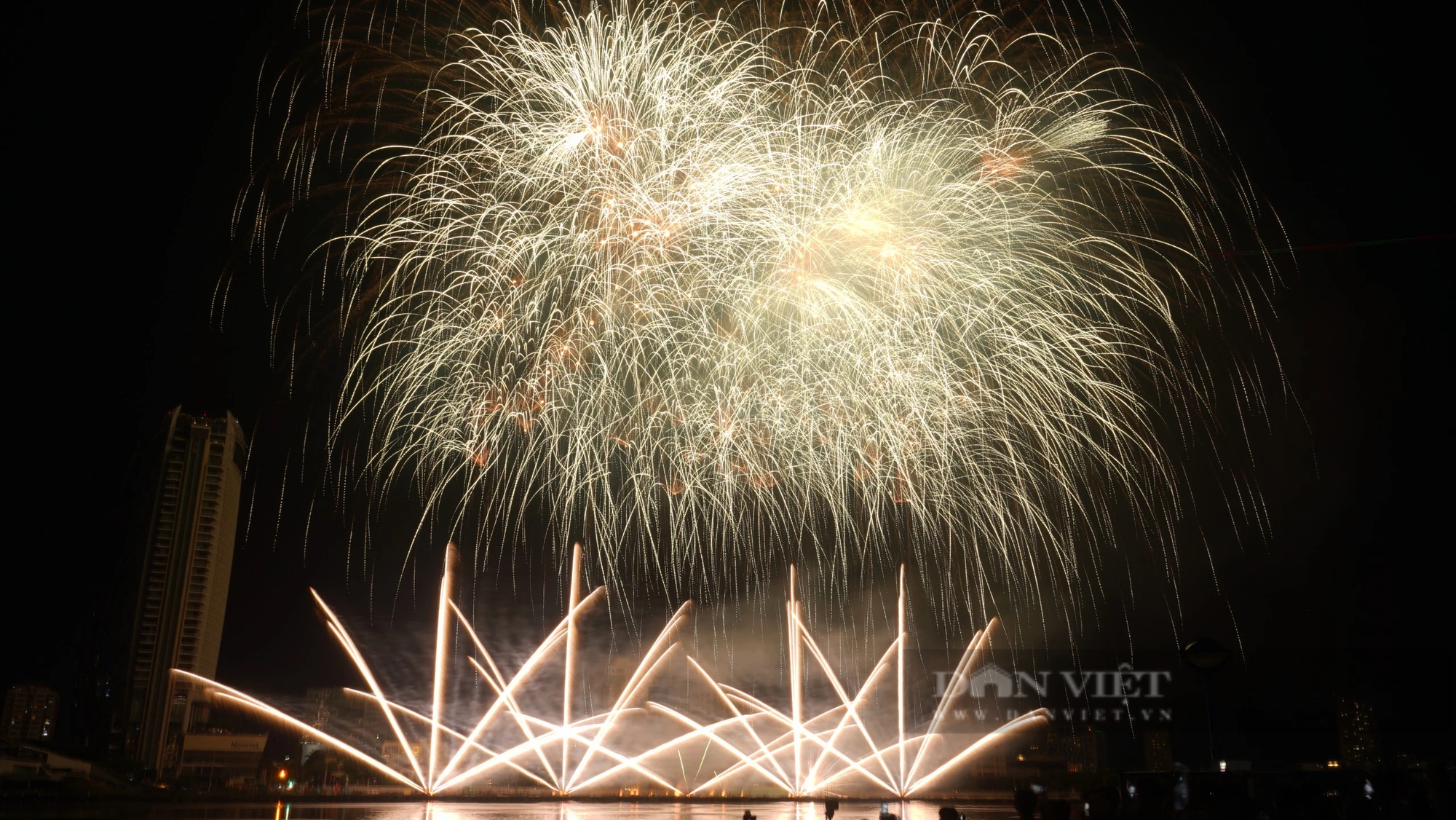 Rực sáng bầu trời Đà Nẵng trong đêm khai mạc lễ hội bắn pháo hoa quốc tế 2024- Ảnh 6.