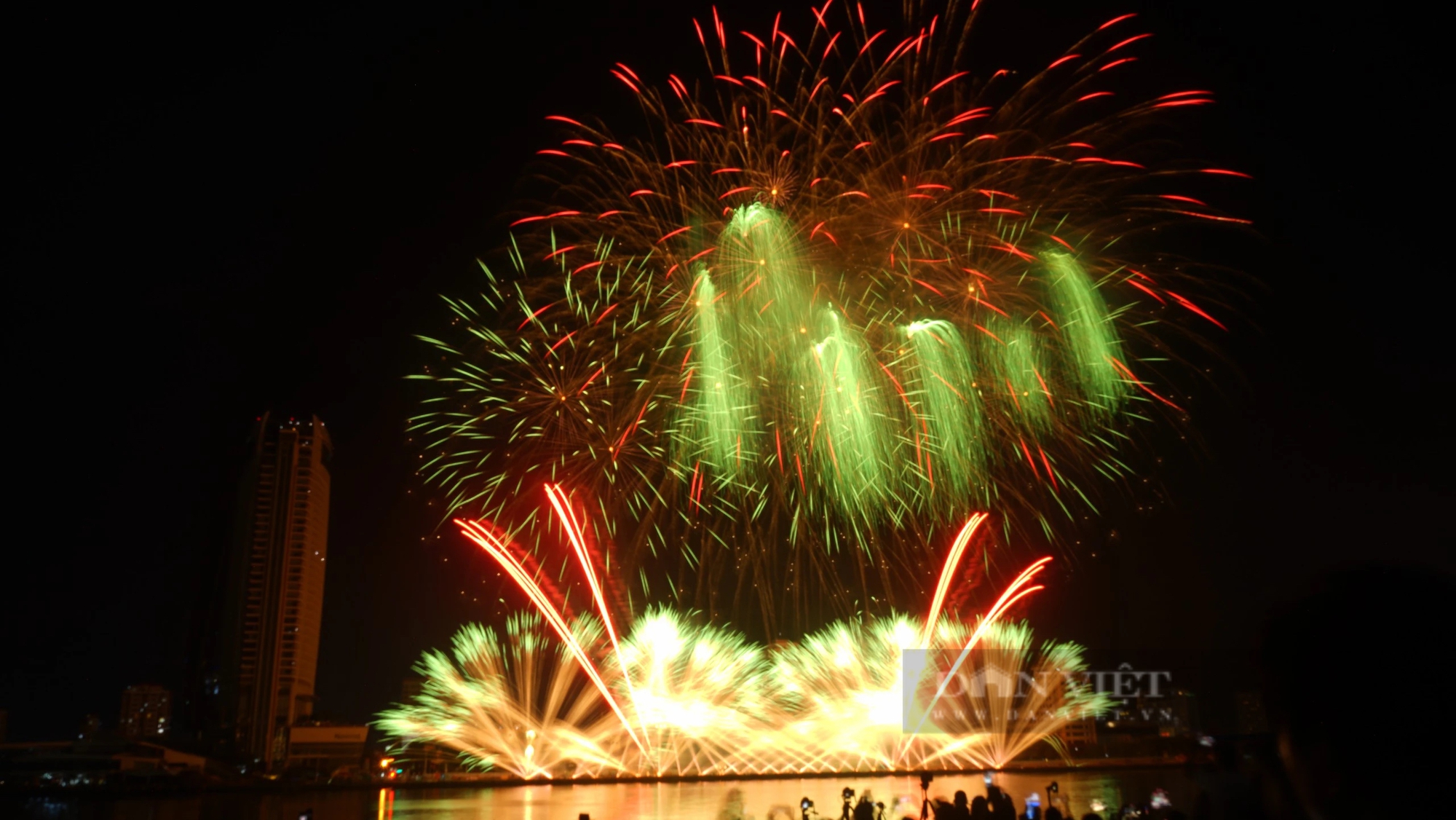 Rực sáng bầu trời Đà Nẵng trong đêm khai mạc lễ hội bắn pháo hoa quốc tế 2024- Ảnh 7.