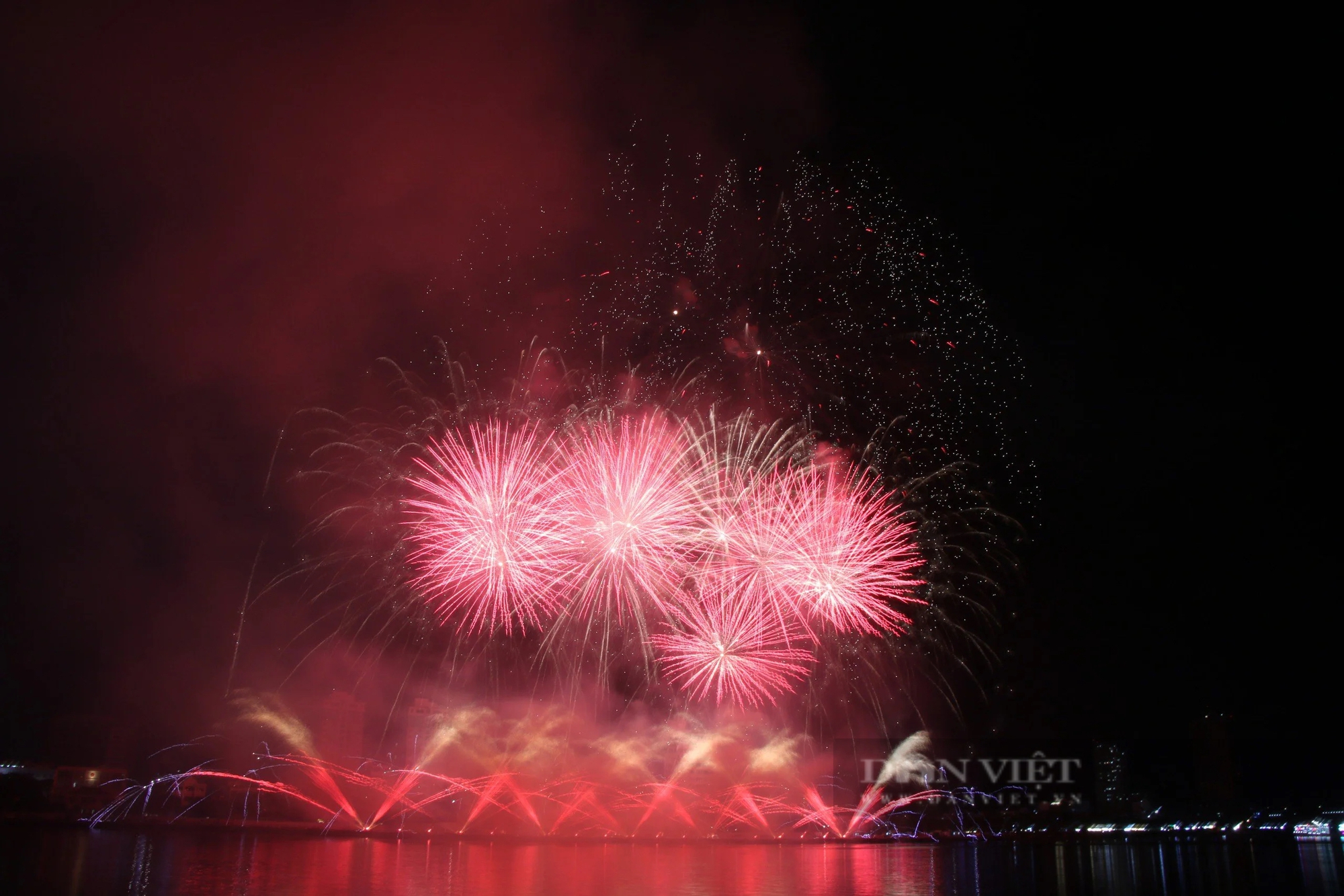 Rực sáng bầu trời Đà Nẵng trong đêm khai mạc lễ hội bắn pháo hoa quốc tế 2024- Ảnh 8.