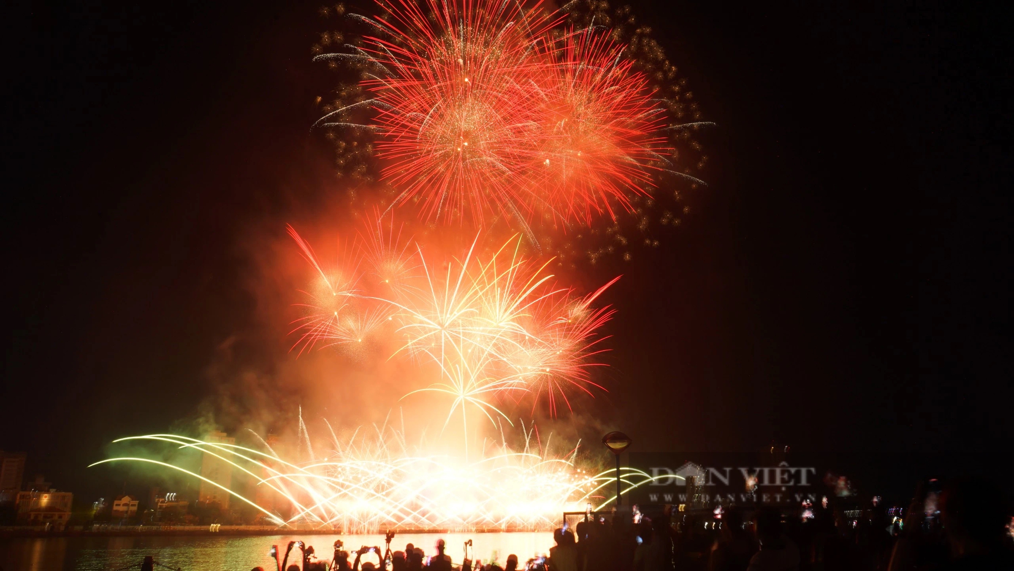 Rực sáng bầu trời Đà Nẵng trong đêm khai mạc lễ hội bắn pháo hoa quốc tế 2024- Ảnh 9.