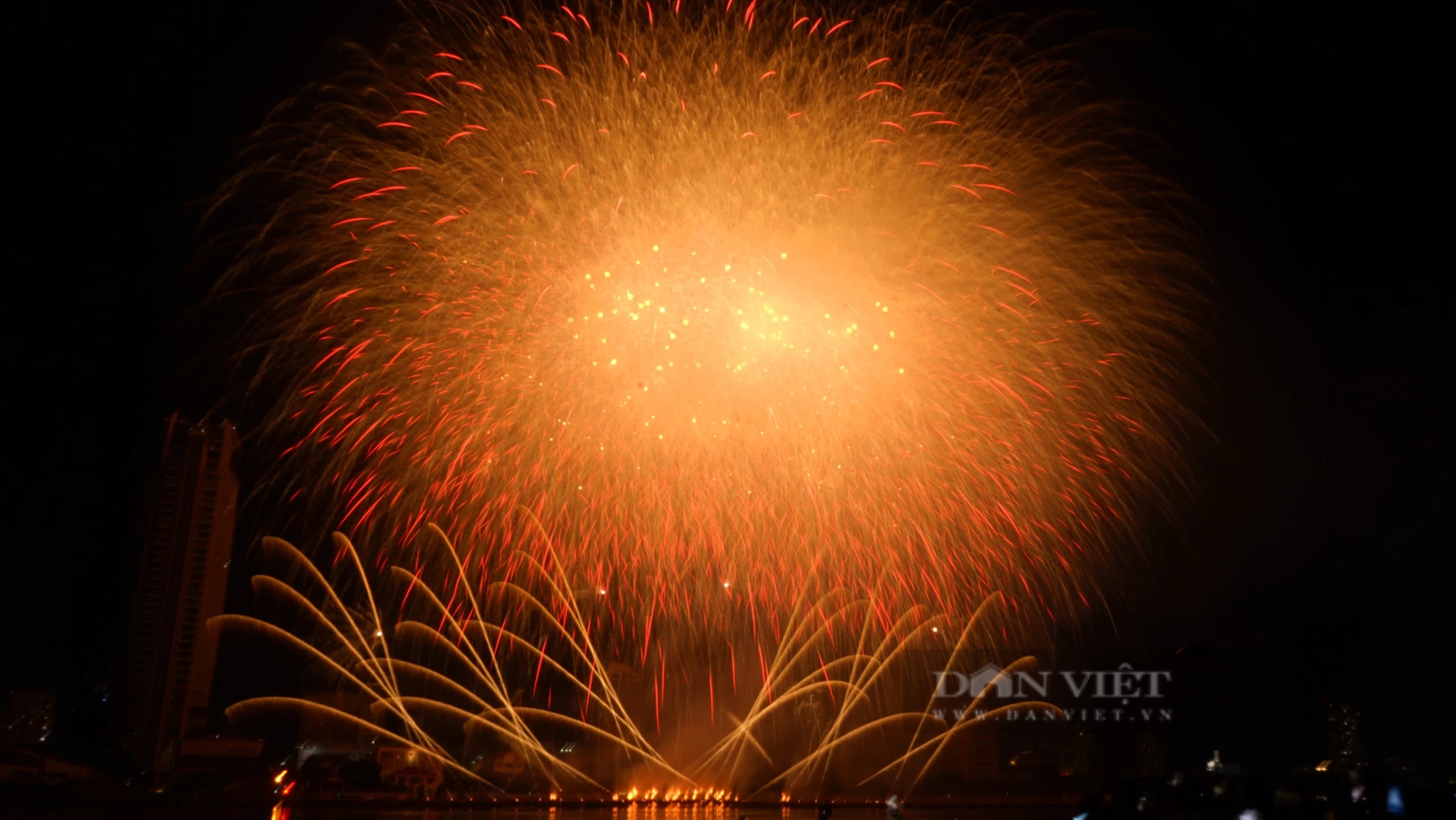 Rực sáng bầu trời Đà Nẵng trong đêm khai mạc lễ hội bắn pháo hoa quốc tế 2024- Ảnh 10.