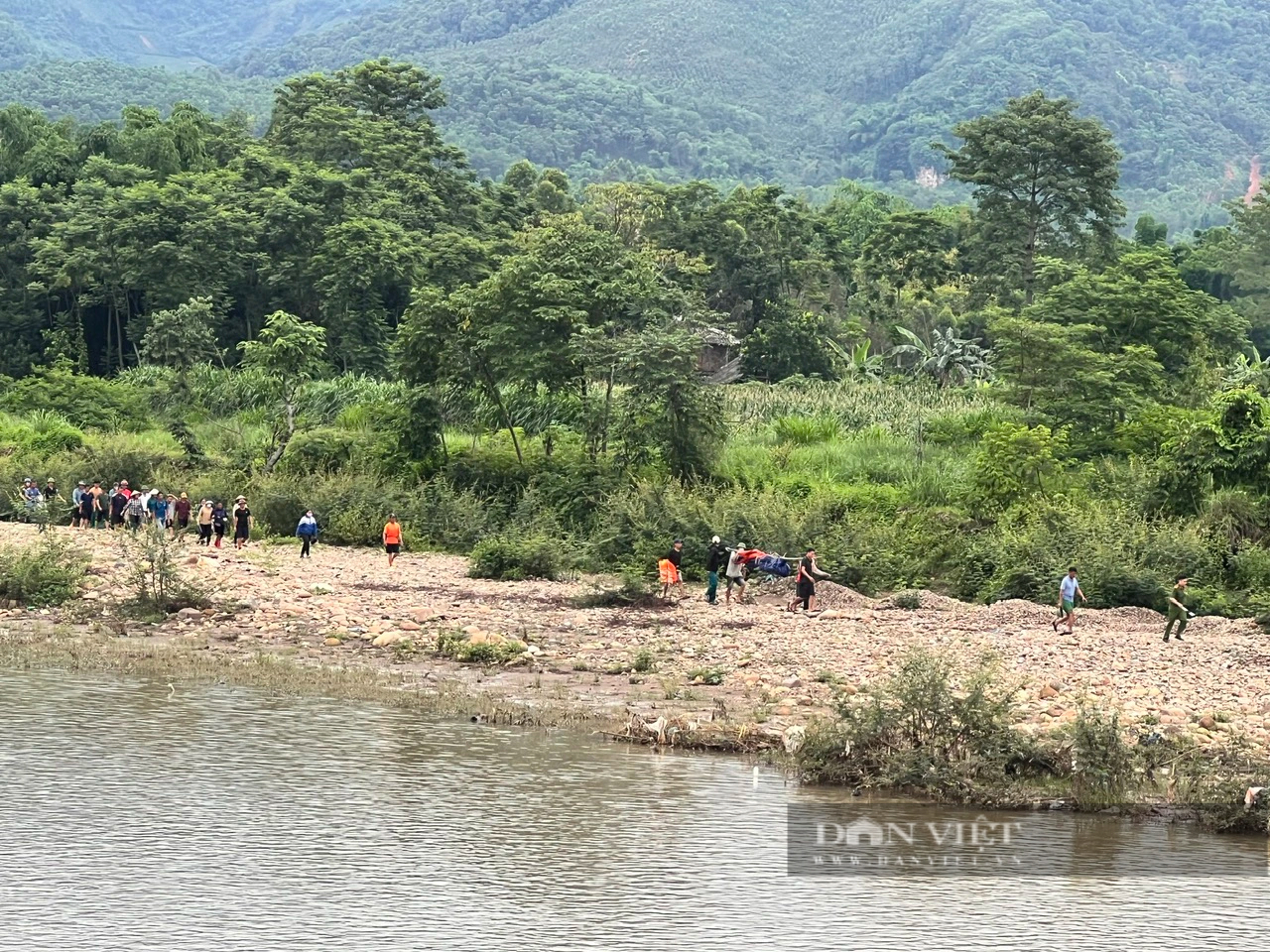 Vụ học sinh rơi xuống suối Thia ở Yên Bái đã tìm thấy thi thể sau gần 3 ngày tìm kiếm- Ảnh 1.