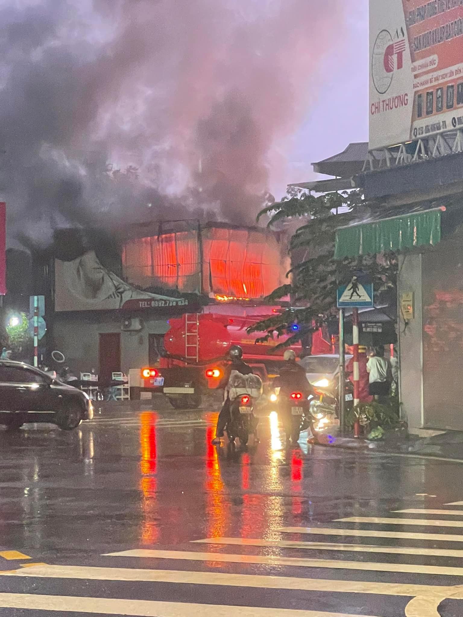 Sét đánh khiến một ngôi nhà hai tầng ở Thái Nguyên bốc cháy dữ dội- Ảnh 1.
