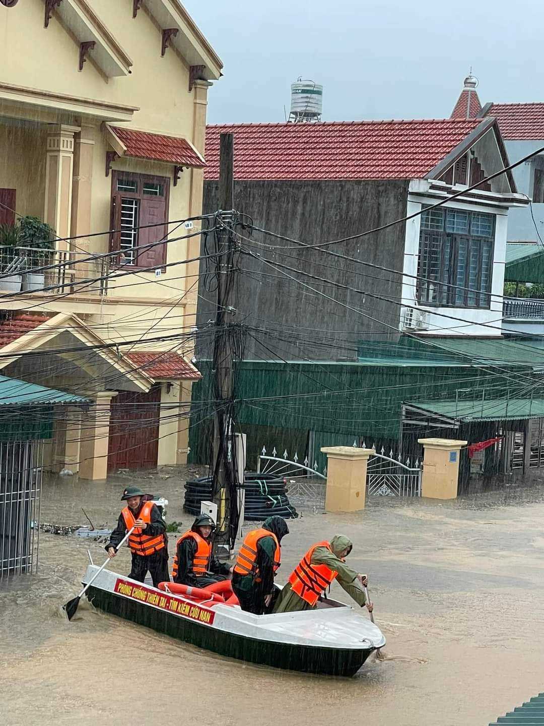 Ngập sâu trong biển nước, Uông Bí phá cống, dải phân cách để tiêu thoát nước- Ảnh 6.