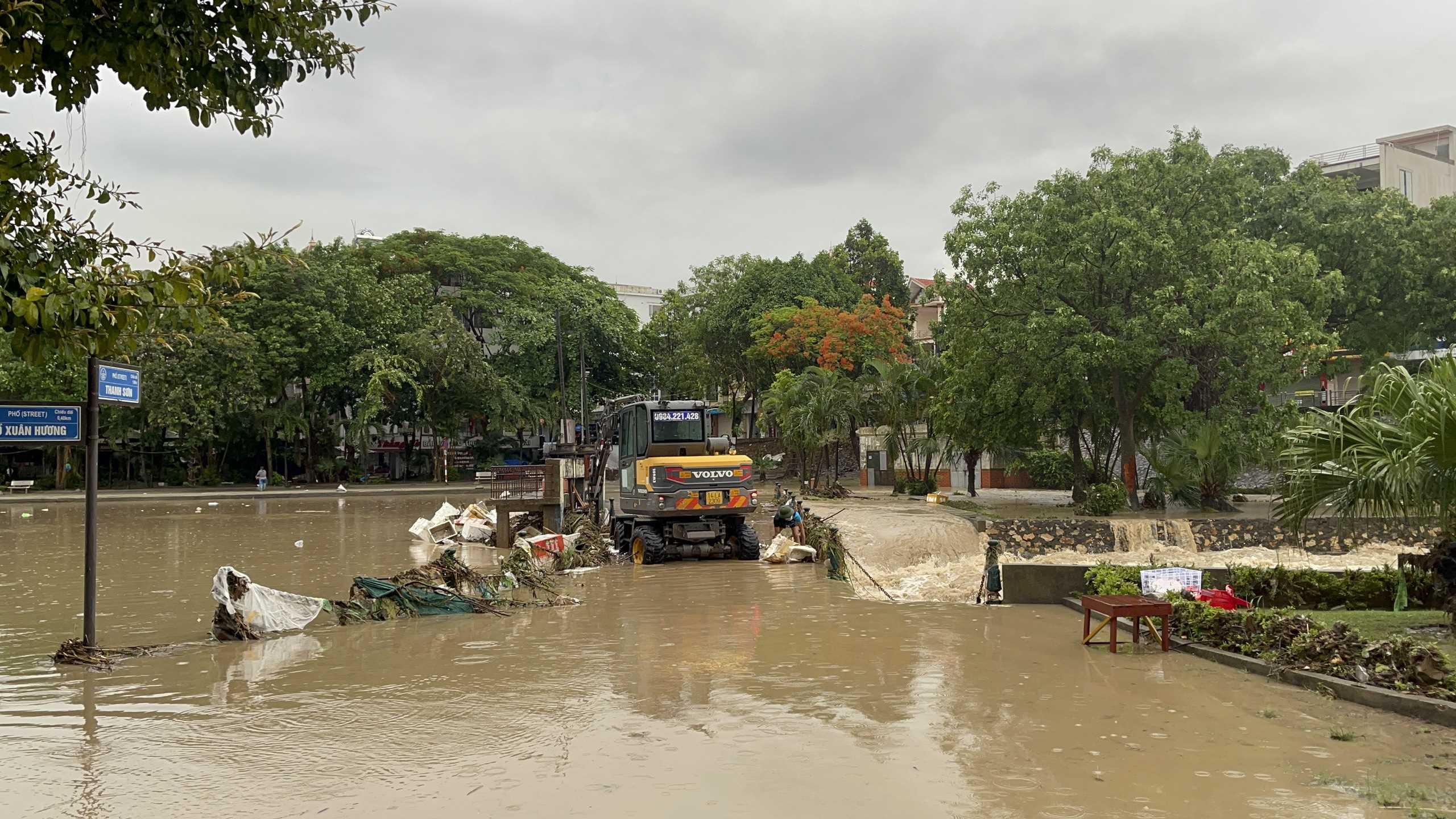 Ngập sâu trong biển nước, Uông Bí phá cống, dải phân cách để tiêu thoát nước- Ảnh 7.