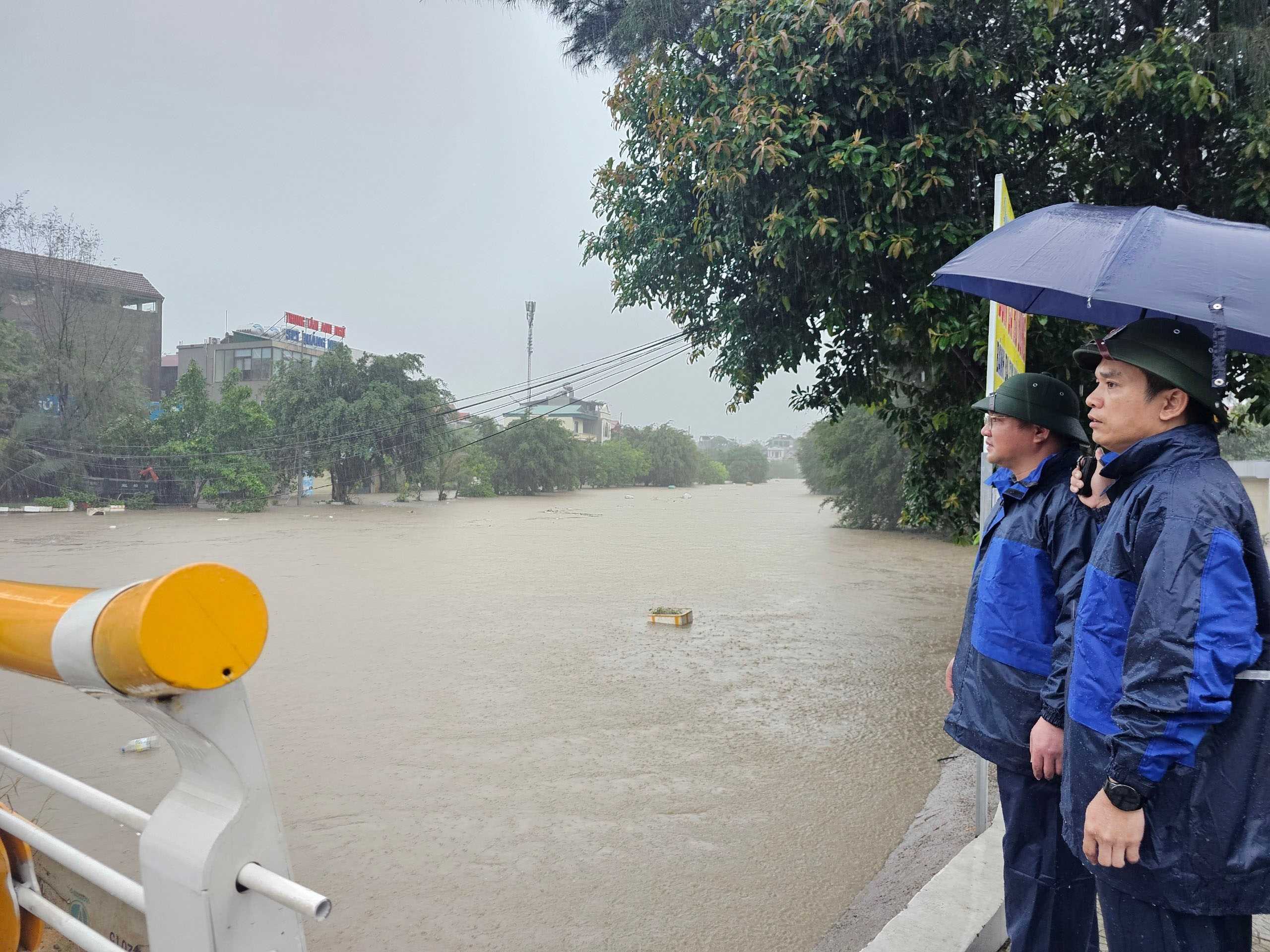 Ngập sâu trong biển nước, Uông Bí phá cống, dải phân cách để tiêu thoát nước- Ảnh 4.