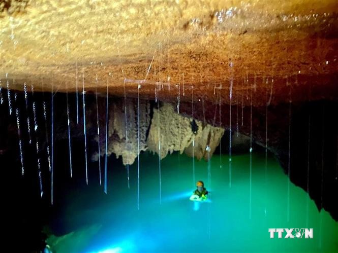 Hồ nước ngọt tự nhiên vừa phát hiện trong hang đá ở Quảng Bình, vì sao ví là "hồ nước lơ lửng"?- Ảnh 2.