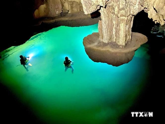 Hồ nước ngọt tự nhiên vừa phát hiện trong hang đá ở Quảng Bình, vì sao ví là "hồ nước lơ lửng"?- Ảnh 1.
