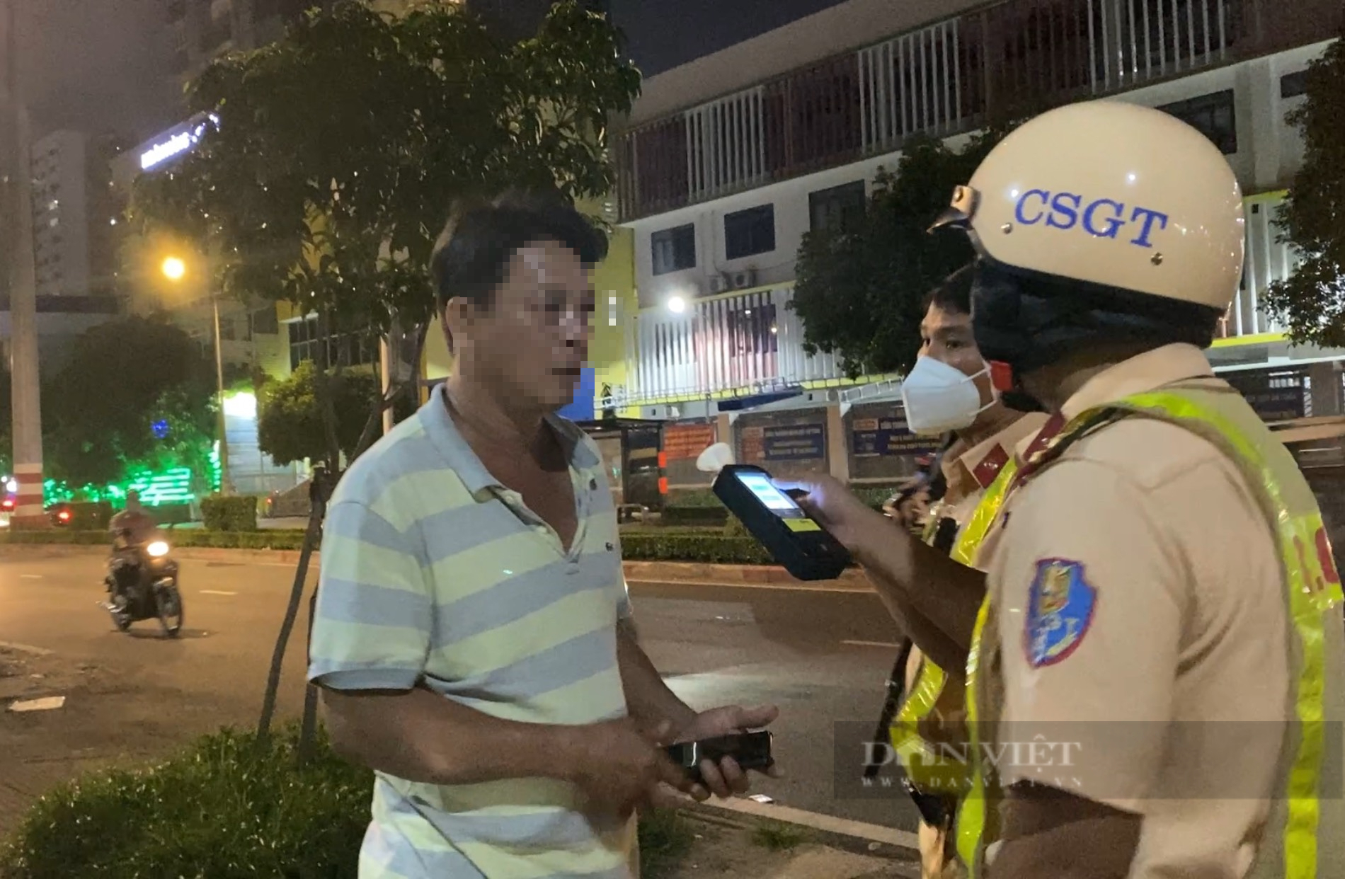 Nhậu say ở quận Tân Phú, bị CSGT quận 11 thổi nồng độ cồn người đàn ông nói “CSGT bậy rồi”- Ảnh 1.