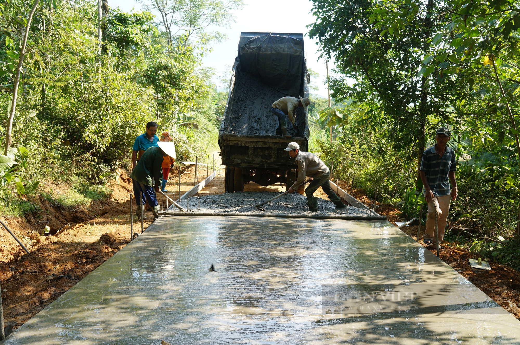 Nông dân ở Quảng Nam đóng góp gần chục tỷ đồng để làm đường bê tông, hỗ trợ nông dân khó khăn- Ảnh 1.