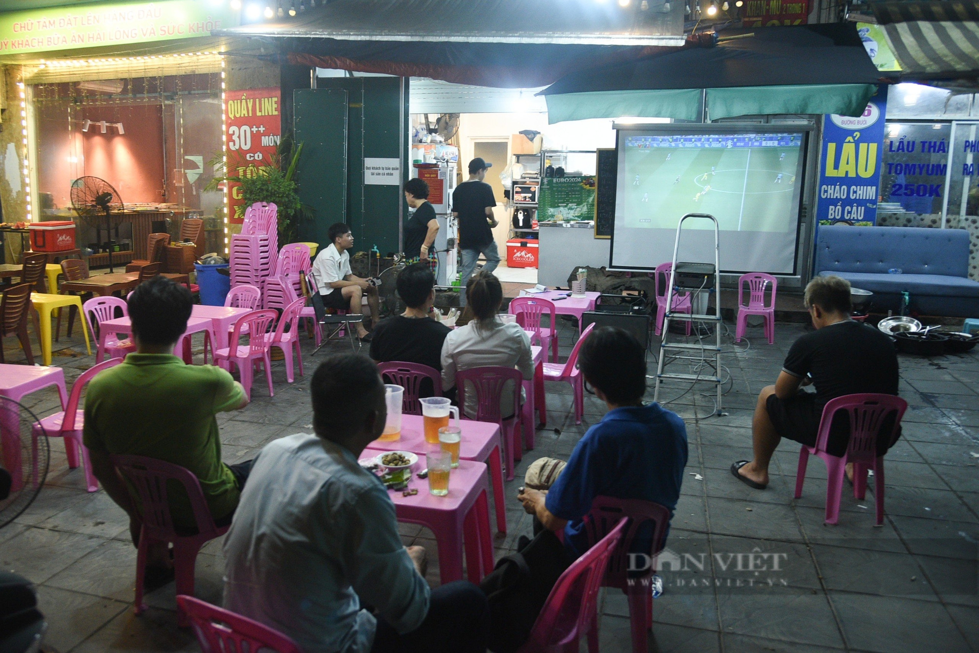 Quán cà phê dựng màn hình cỡ lớn, người Hà Nội xuyên đêm xem Euro 2024- Ảnh 9.