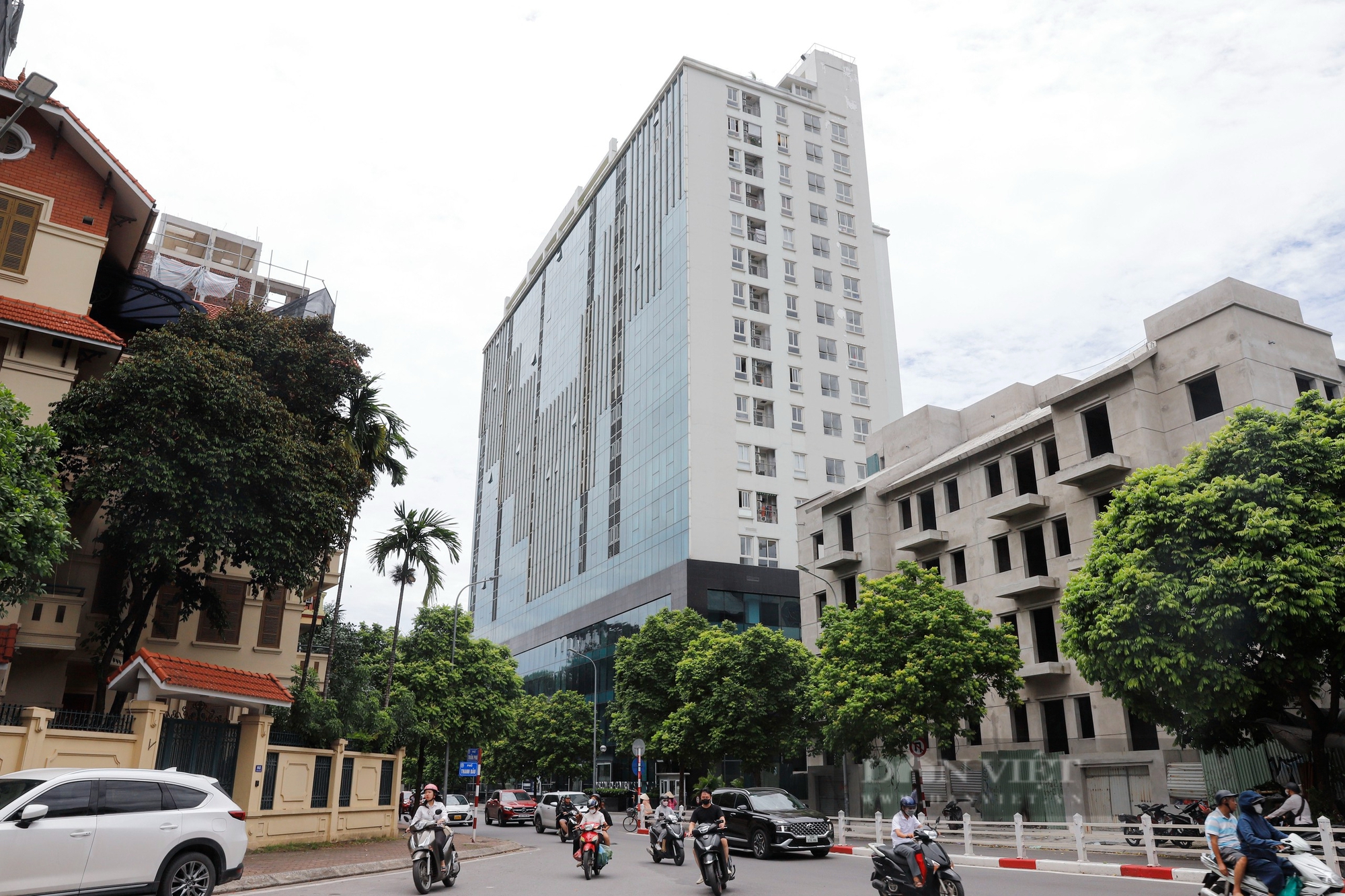 Cận cảnh tòa nhà 8B Lê Trực vừa bị Hà Nội yêu cầu trả 22,2 tỷ đồng tiền “cắt ngọn”- Ảnh 1.
